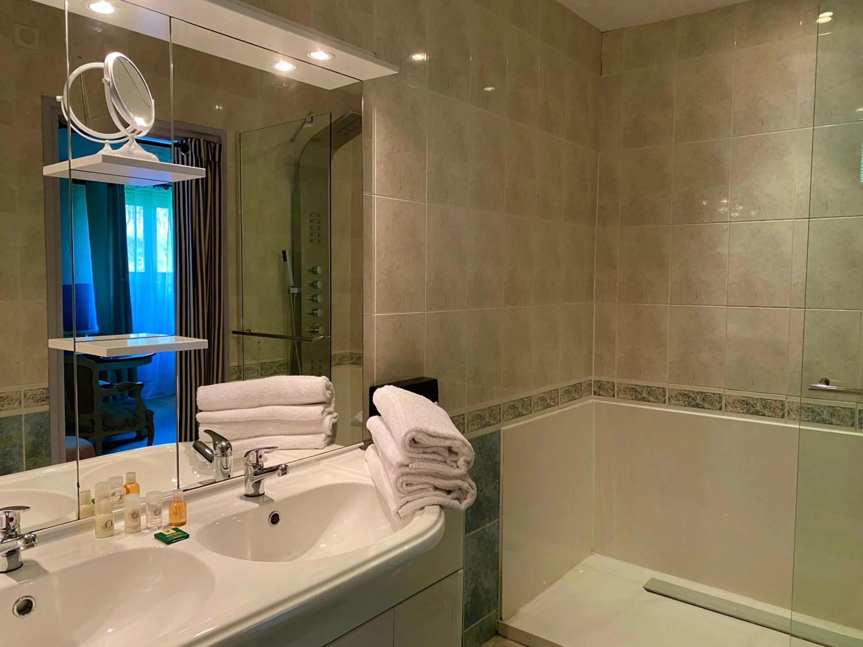 Bathroom in Les Moulins Du Duc ÉCOLODGE