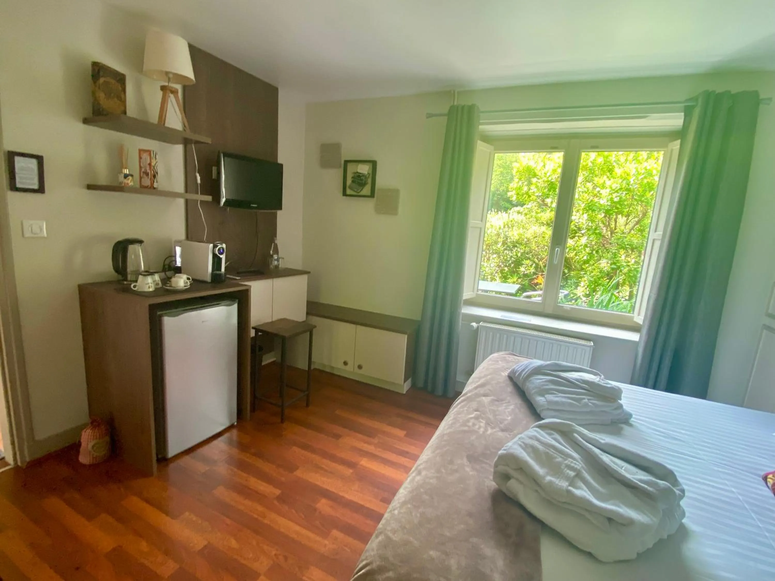 Coffee/tea facilities in Les Moulins Du Duc ÉCOLODGE