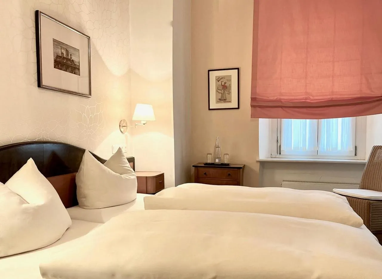 Bed in Hotel Münchner Hof und Blauer Turm