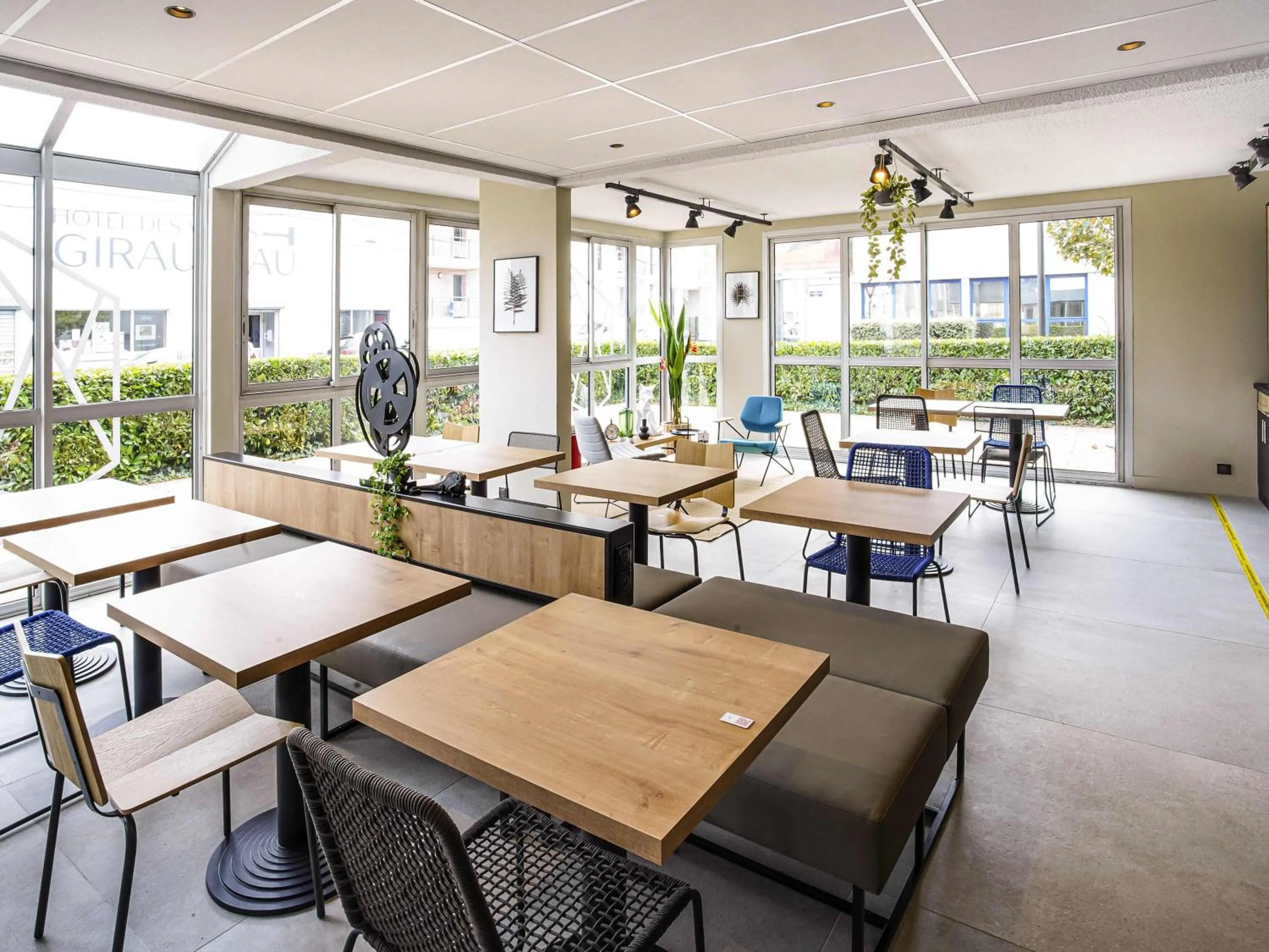 Restaurant/places to eat in Ibis Tours Centre Giraudeau