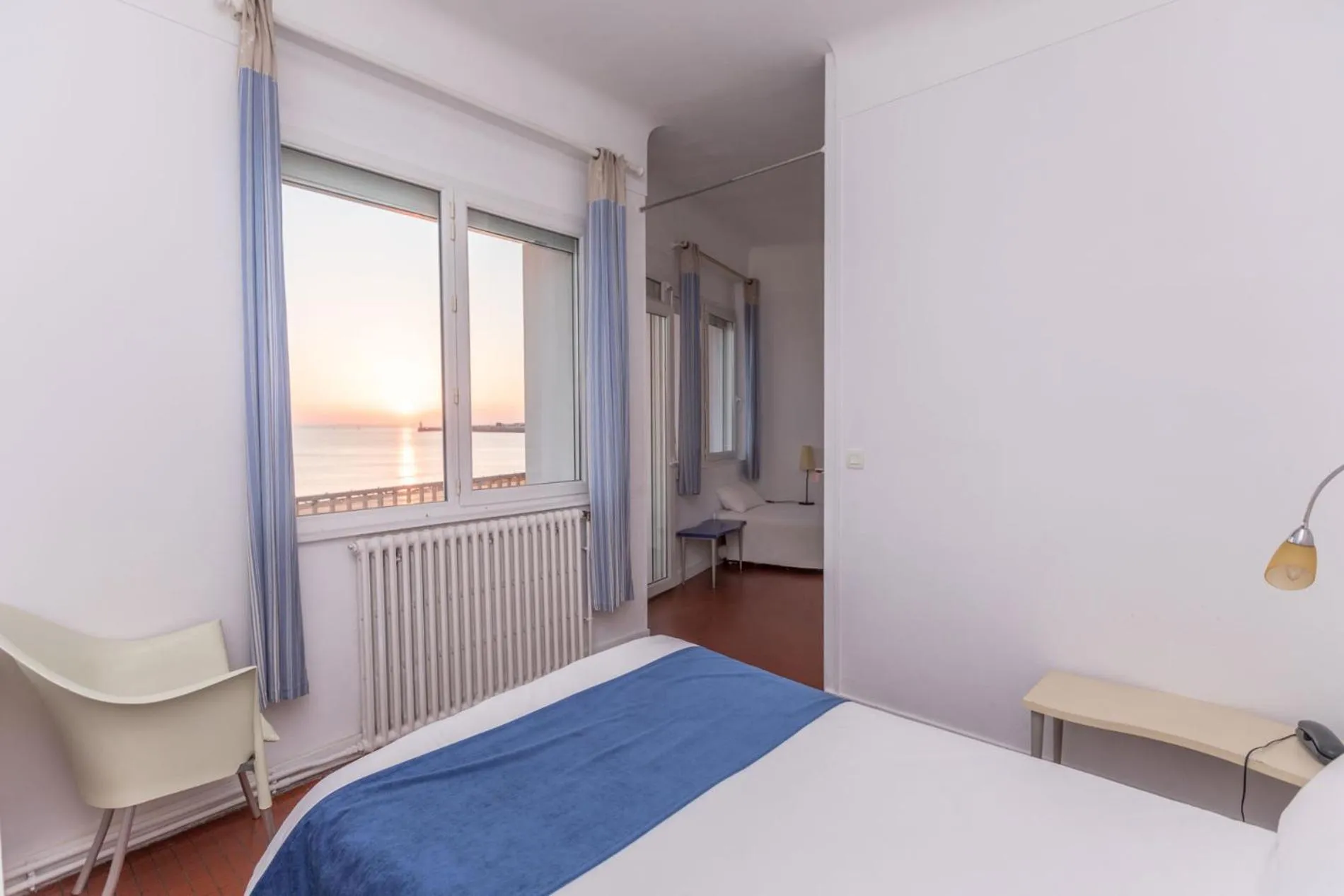 Bed in Hotel Le Trident Thyrsé