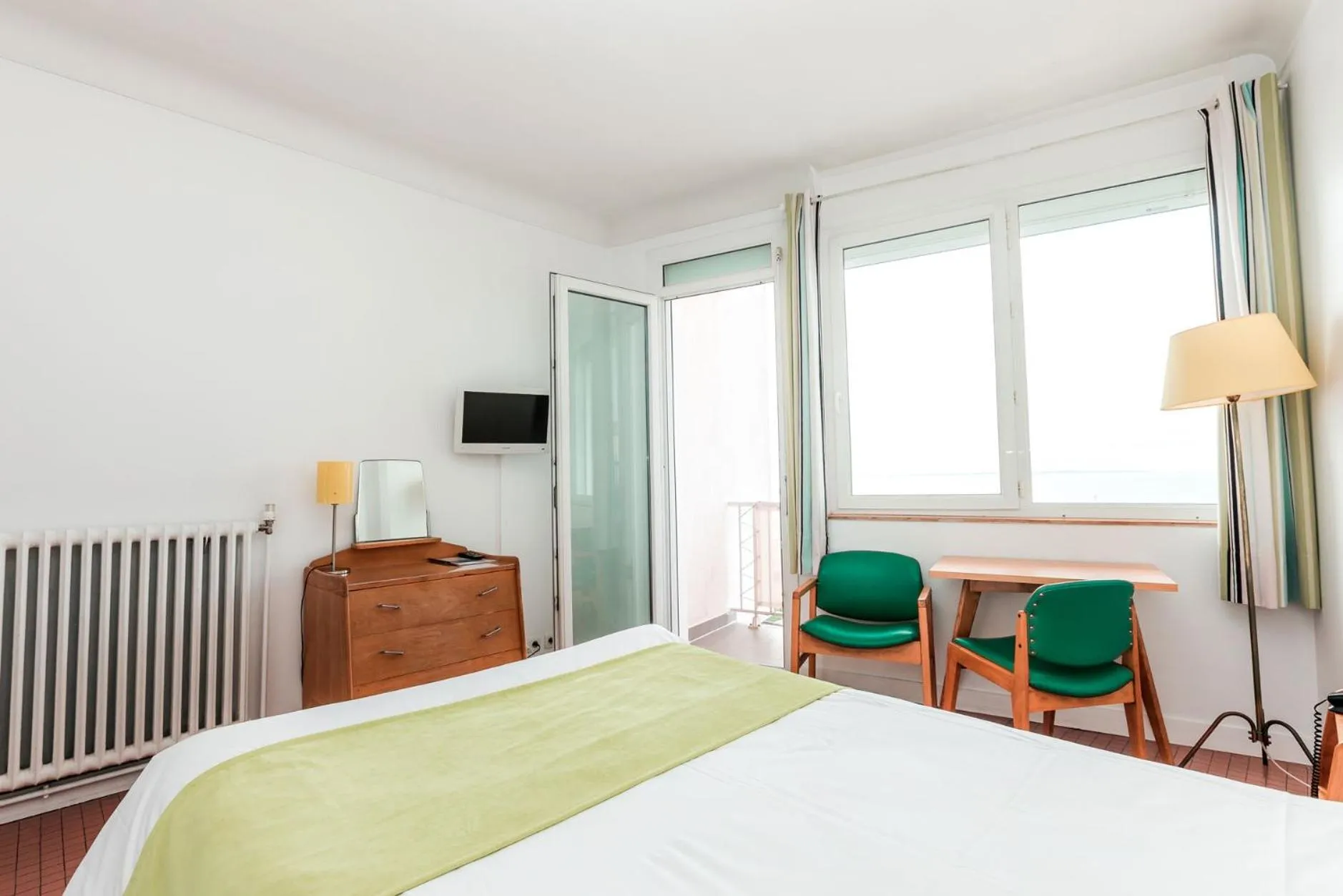 Bed in Hotel Le Trident Thyrsé