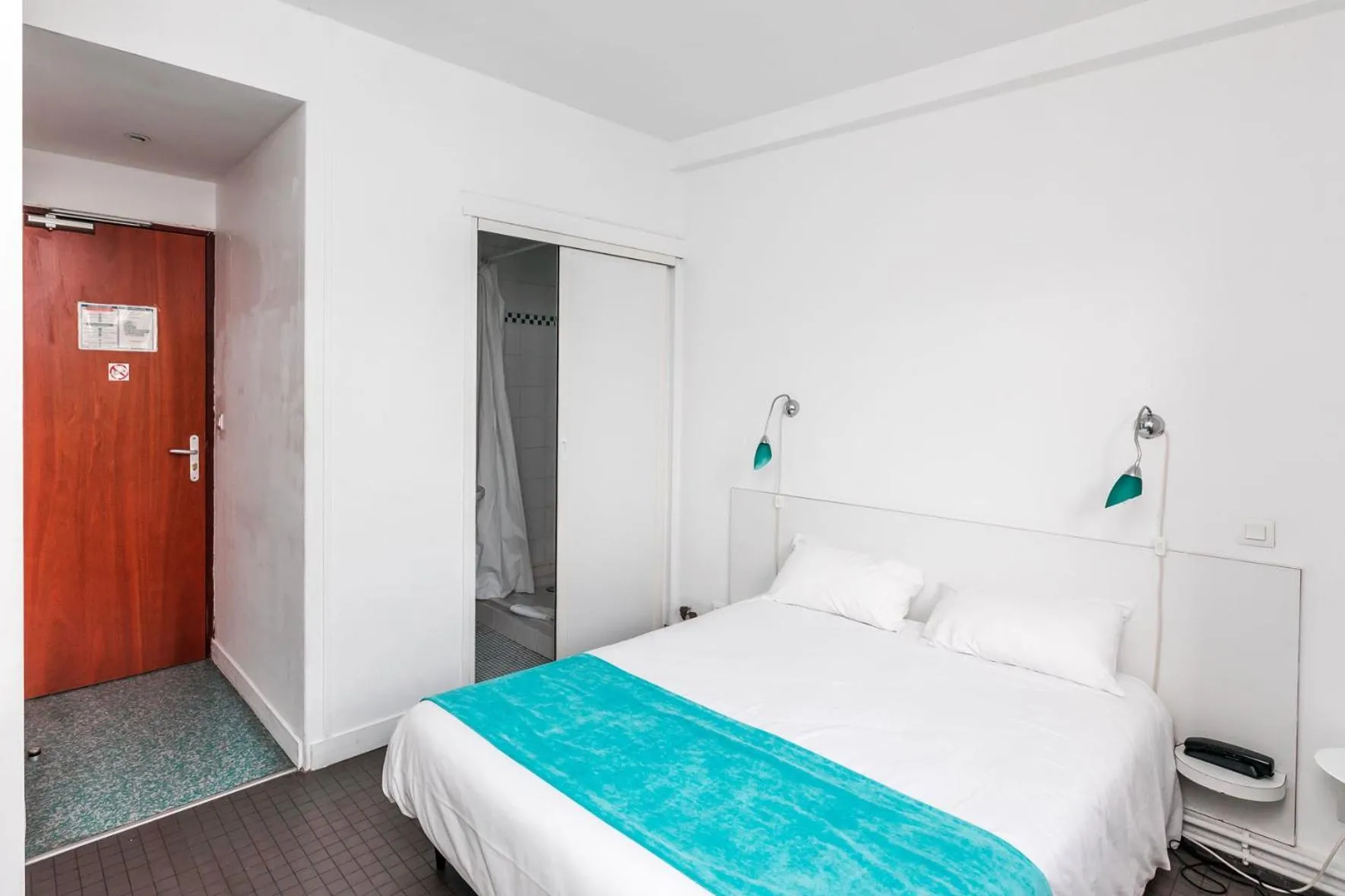 Bed in Hotel Le Trident Thyrsé