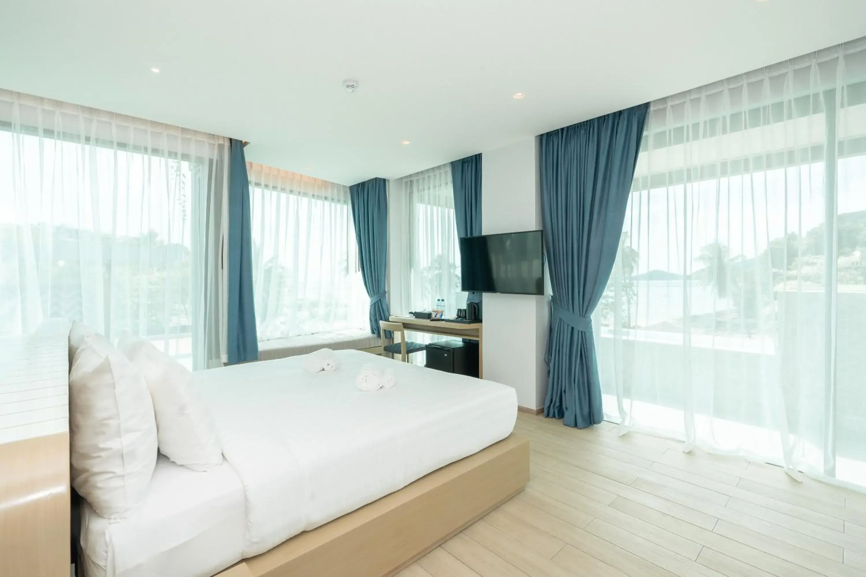 Suite with bathtub and private jacuzzi in Panwaburi Beachfront Resort - SHA Extra Plus Suite with bathtub and private jacuzzi in Panwaburi Beachfront Resort - SHA Extra Plus