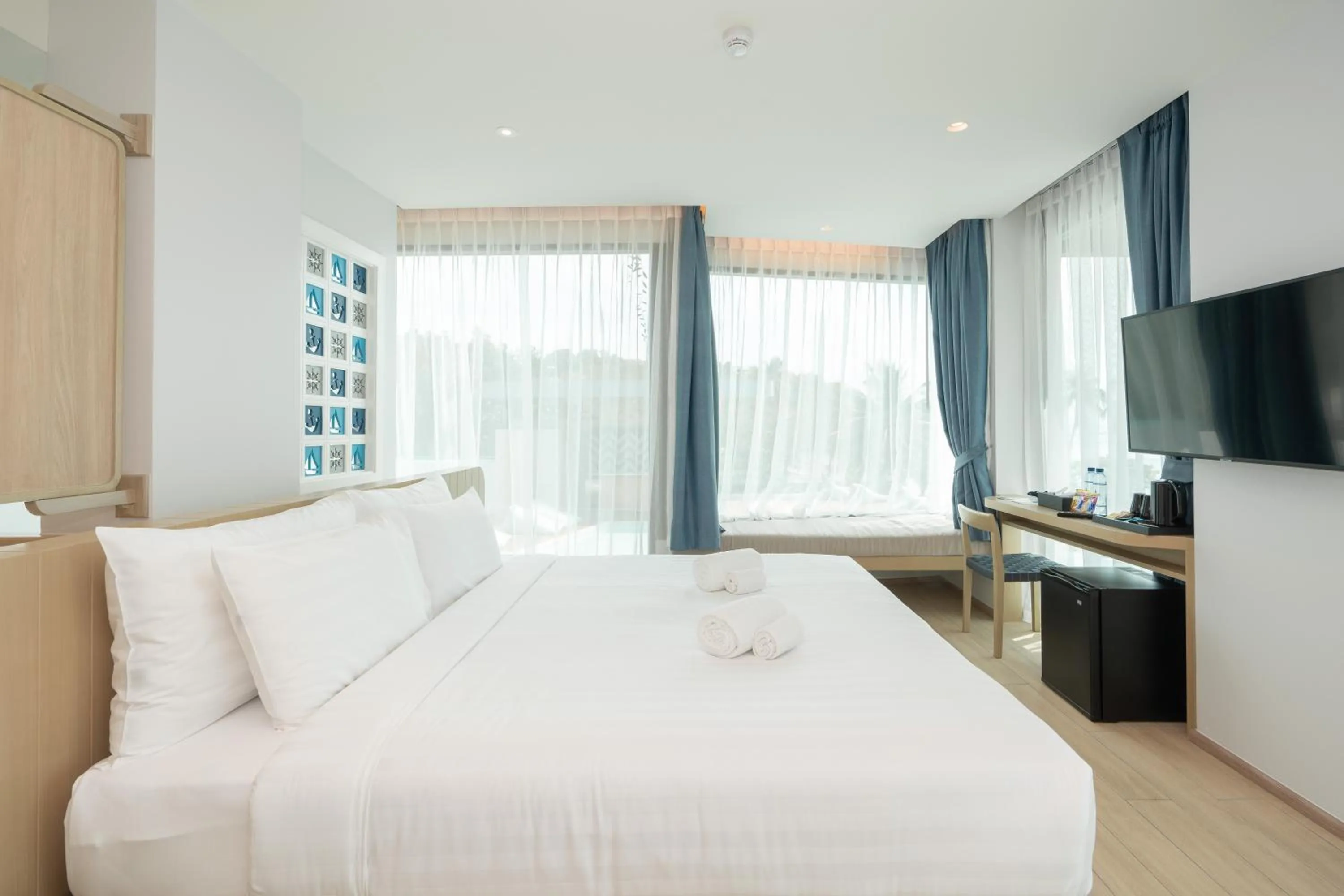 TV and multimedia, Bed in Panwaburi Beachfront Resort - SHA Extra Plus