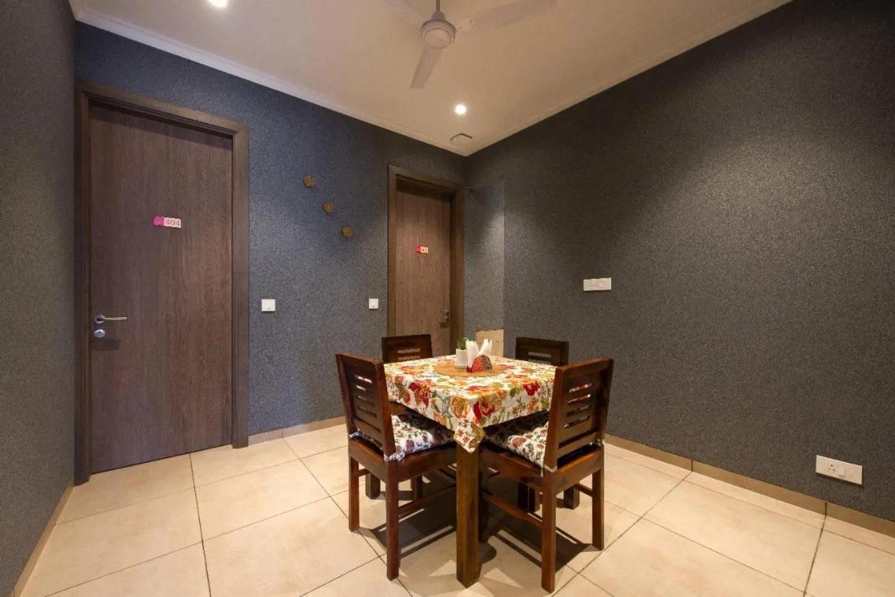 Dining area in ROSASTAYS Gurugram Golf Course