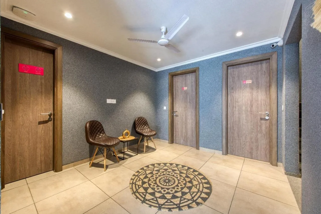 Lobby or reception in ROSASTAYS Gurugram Golf Course