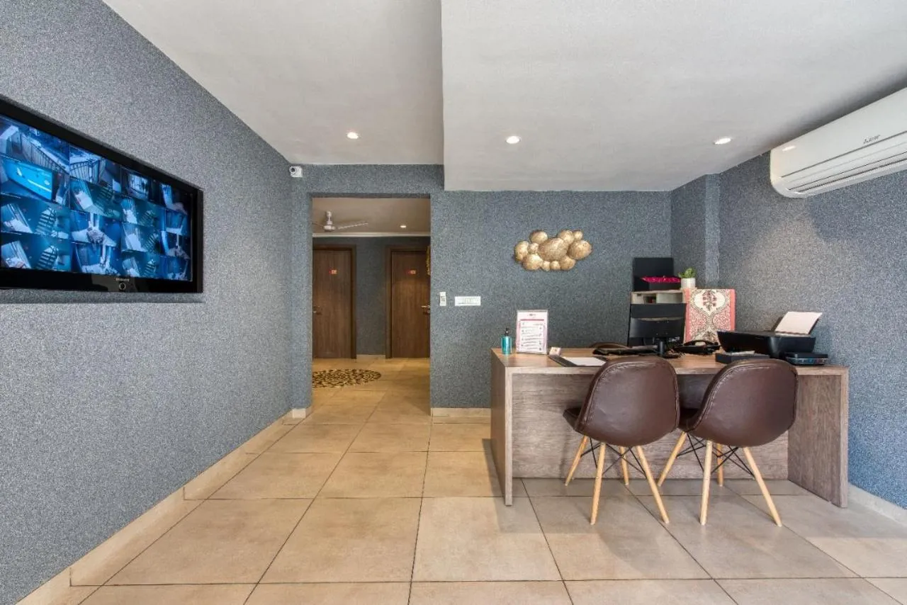 Lobby or reception in ROSASTAYS Gurugram Golf Course