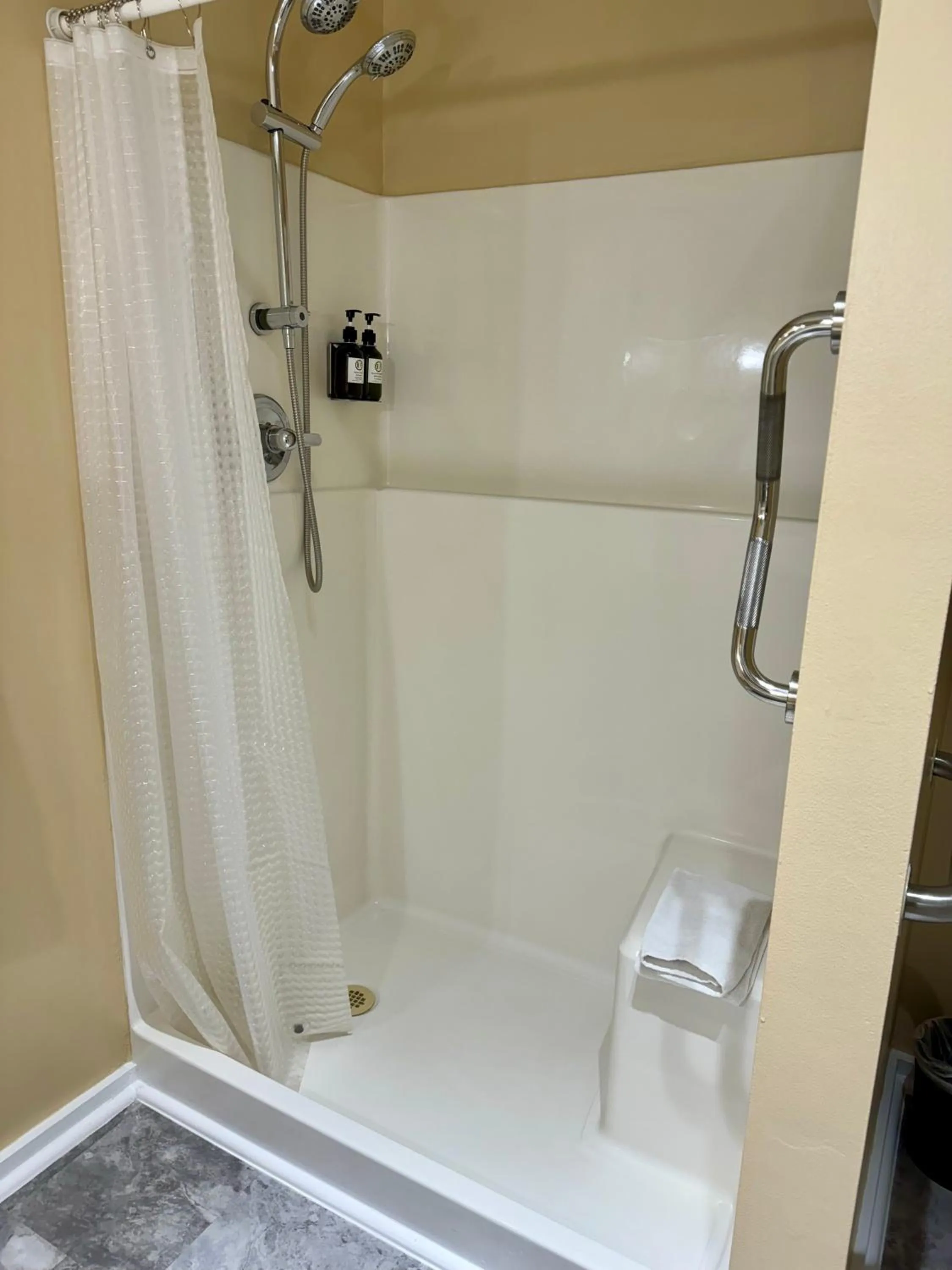 Shower in Bayberry Inn B&B and Oregon Wellness Retreat