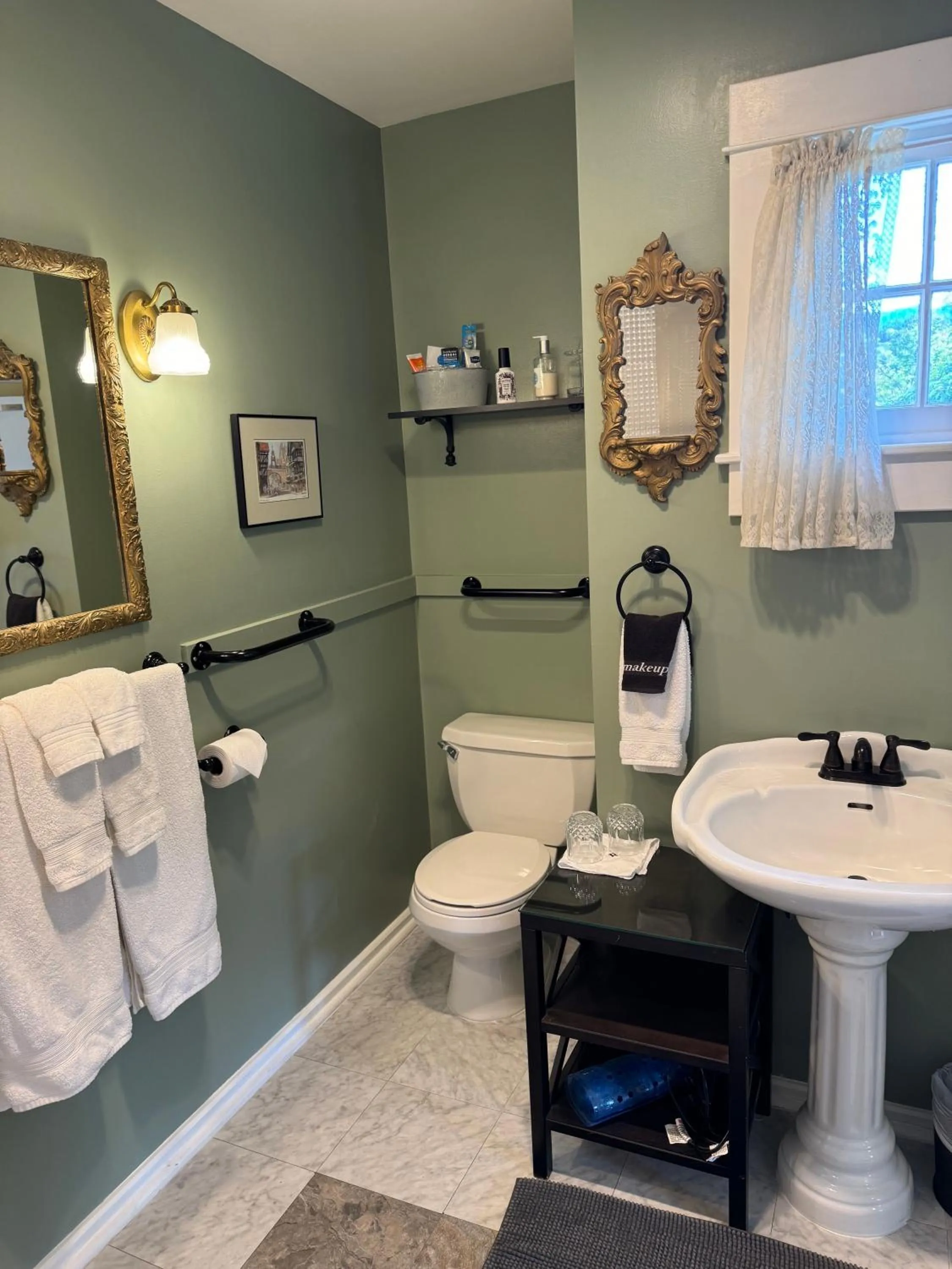 Bathroom in Bayberry Inn B&B and Oregon Wellness Retreat