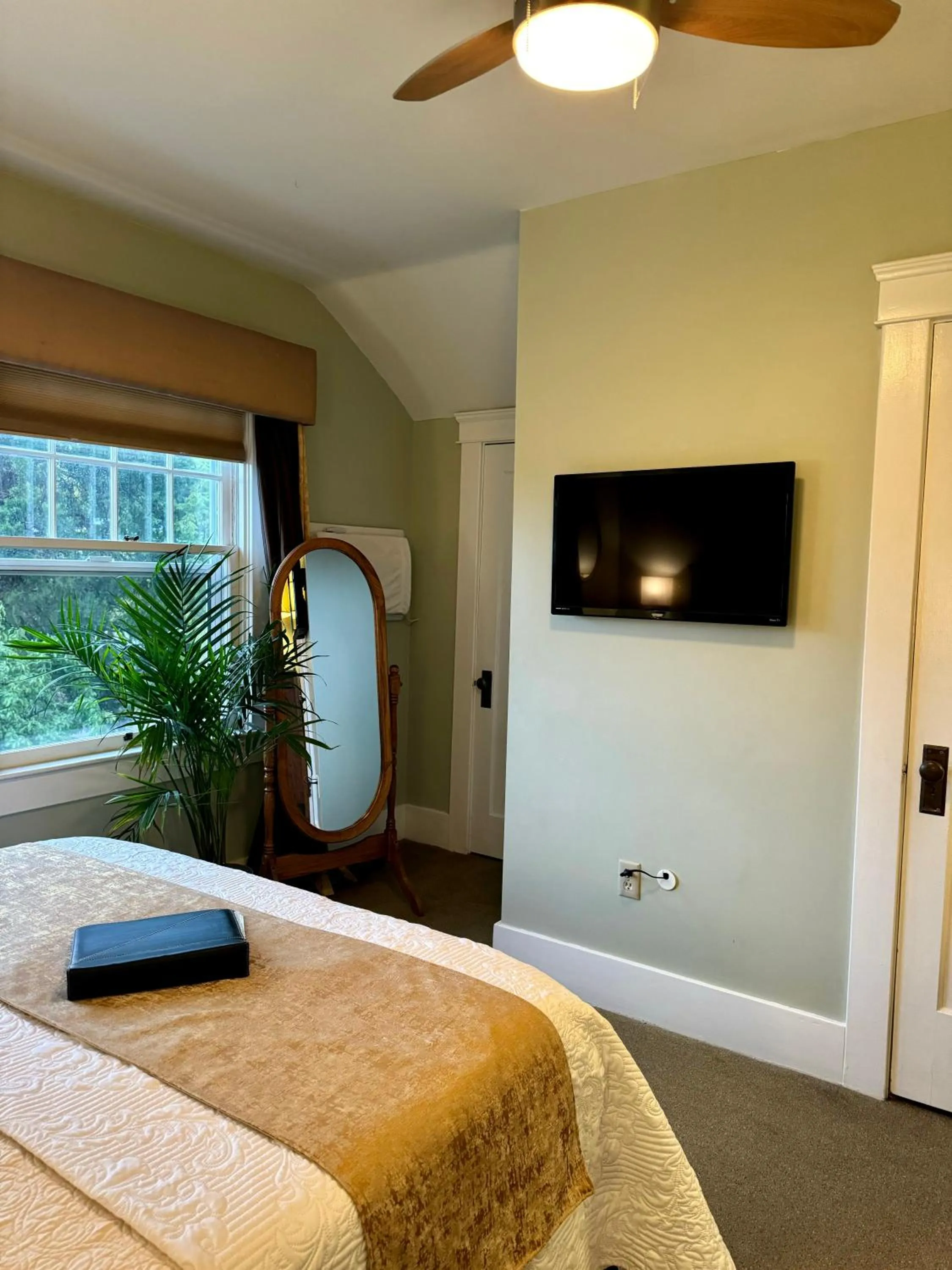 View (from property/room), Bed in Bayberry Inn B&B and Oregon Wellness Retreat