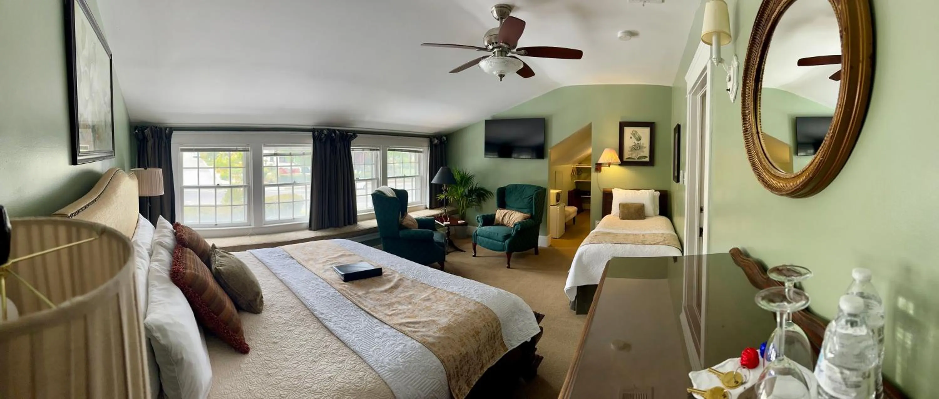 Bed in Bayberry Inn B&B and Oregon Wellness Retreat