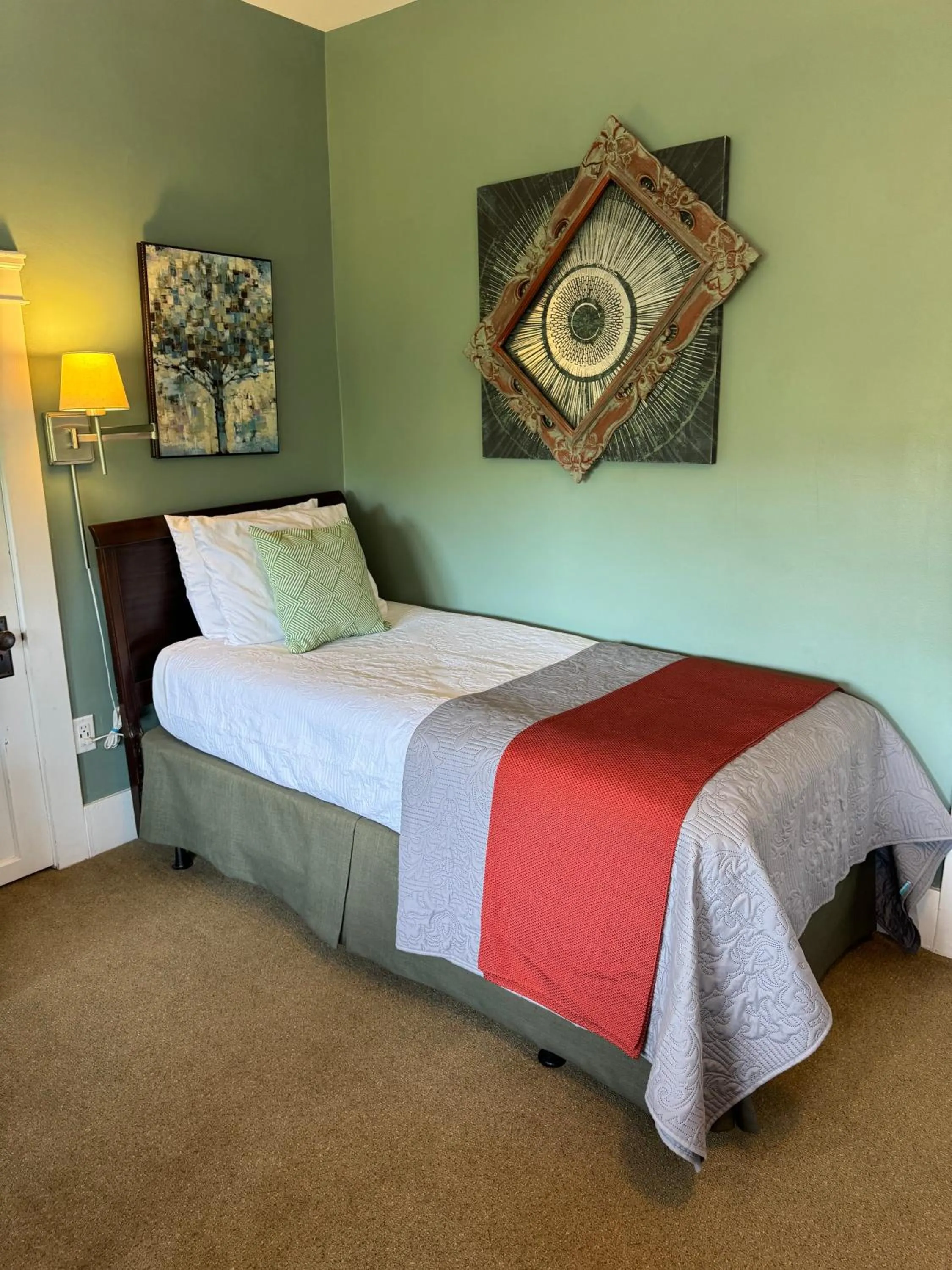 Bed in Bayberry Inn B&B and Oregon Wellness Retreat