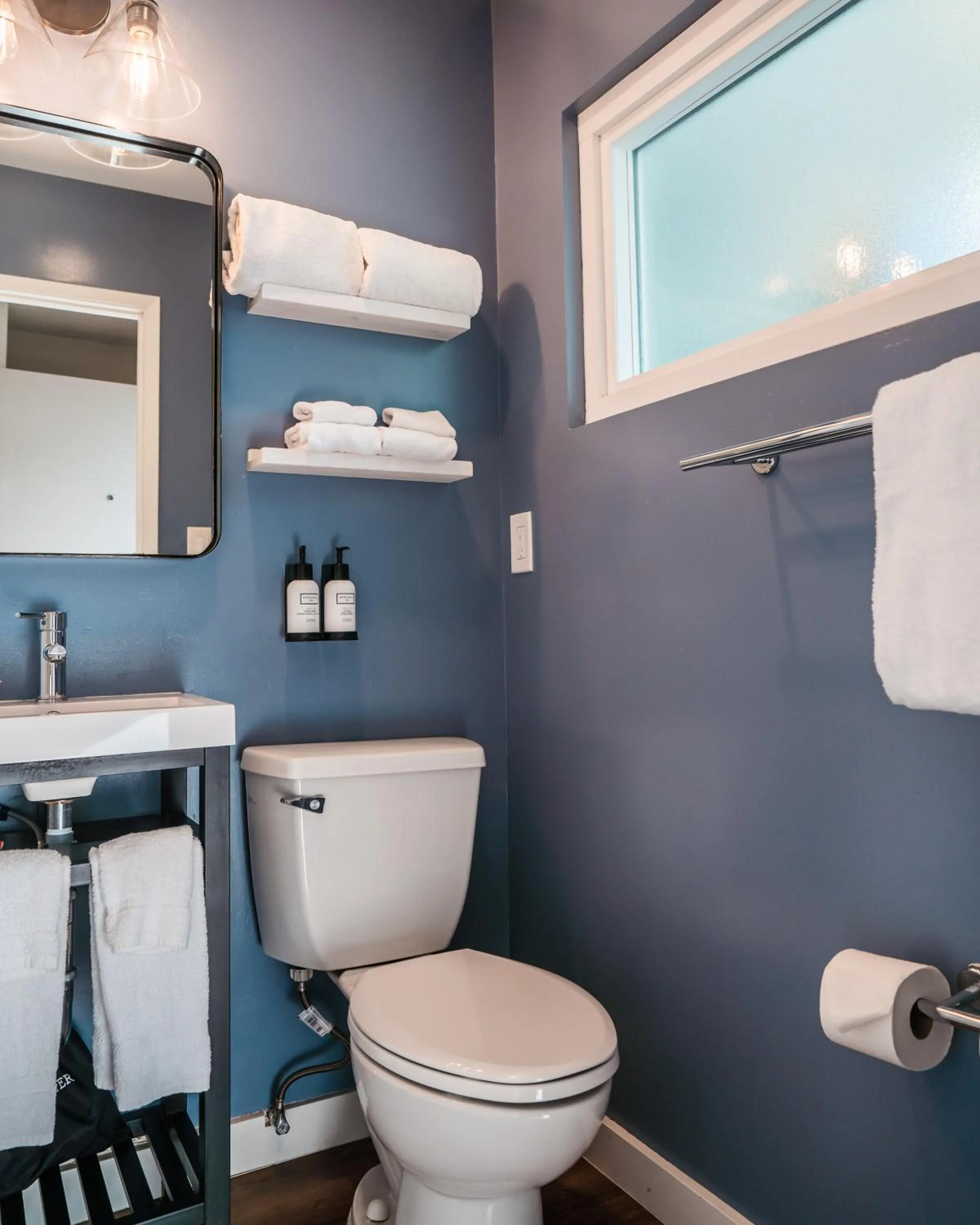 Toilet in Sea Harbor Hotel - San Diego