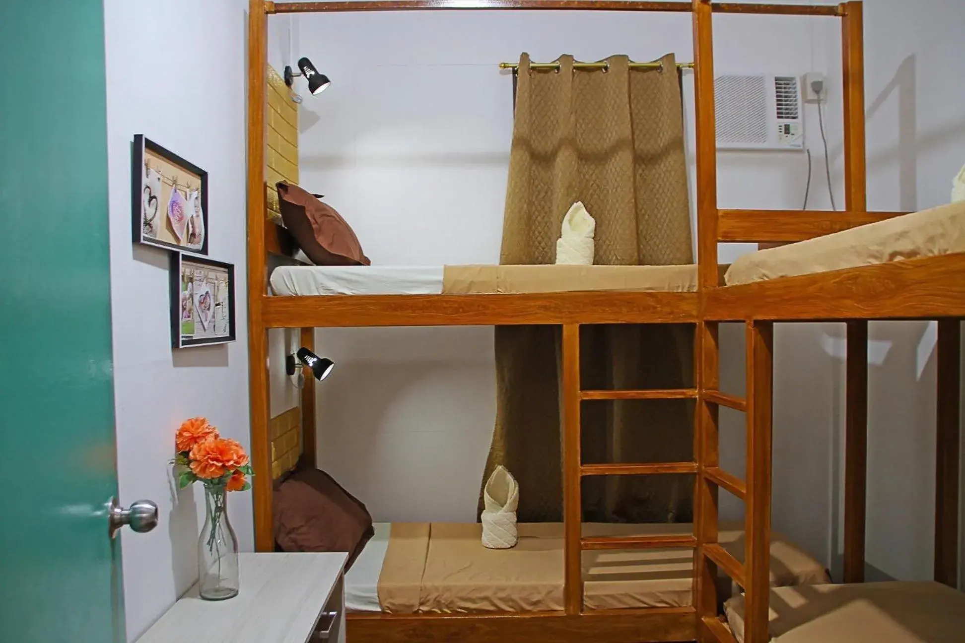 Quadruple Room with Shared Bathroom in Prim Travellers Inn Quadruple Room with Shared Bathroom in Prim Travellers Inn