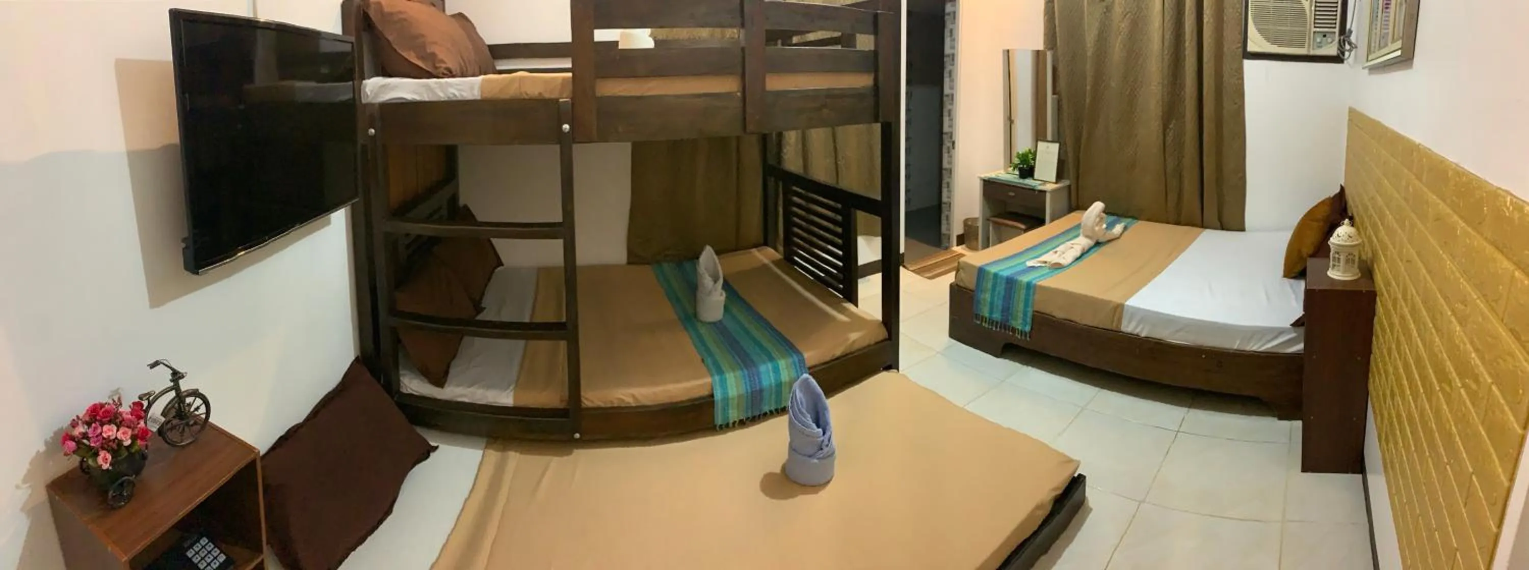 Photo of the whole room, Bed in Prim Travellers Inn