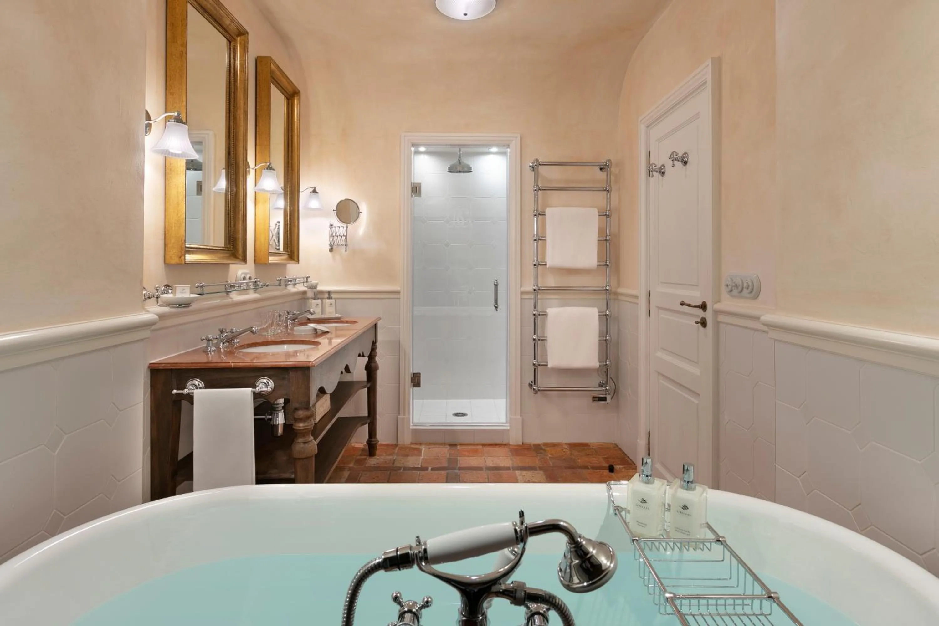 Shower in Airelles Gordes, La Bastide