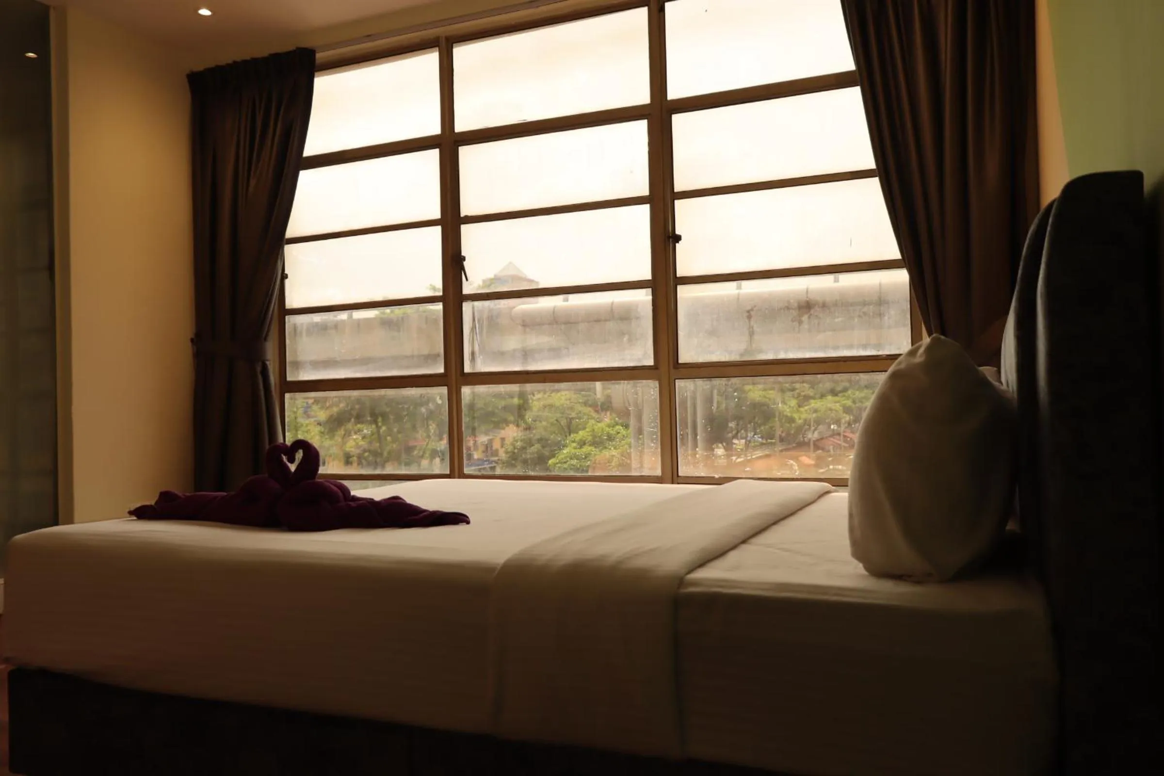 View (from property/room), Bed in Oscar Inn