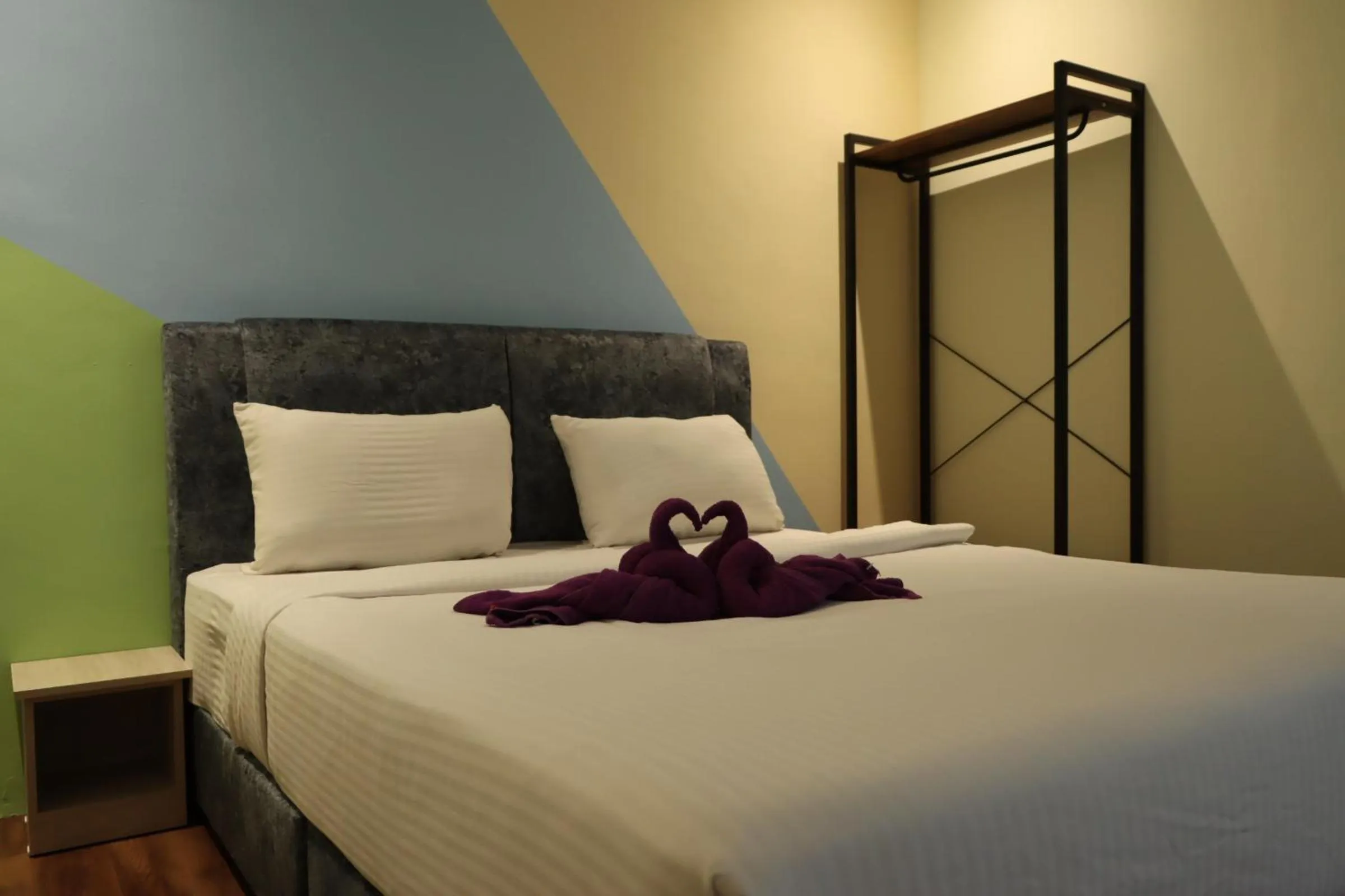 View (from property/room), Bed in Oscar Inn