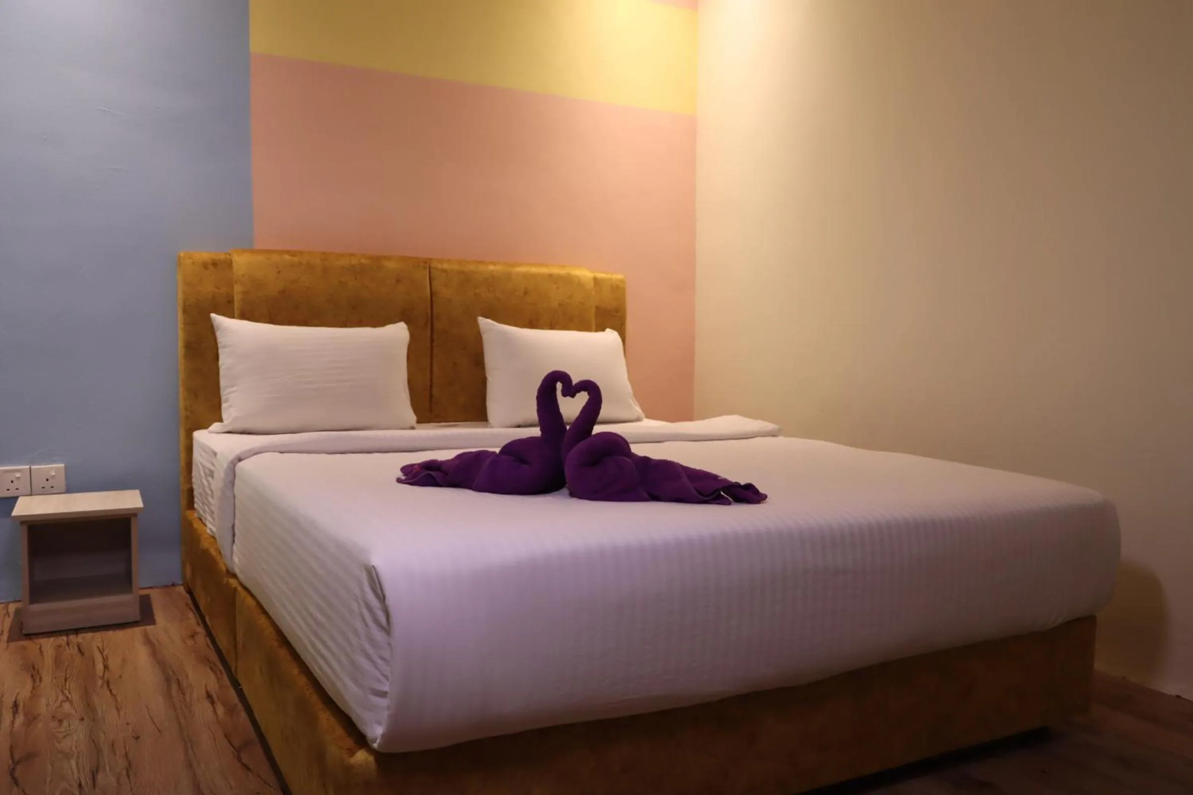 Photo of the whole room, Bed in Oscar Inn