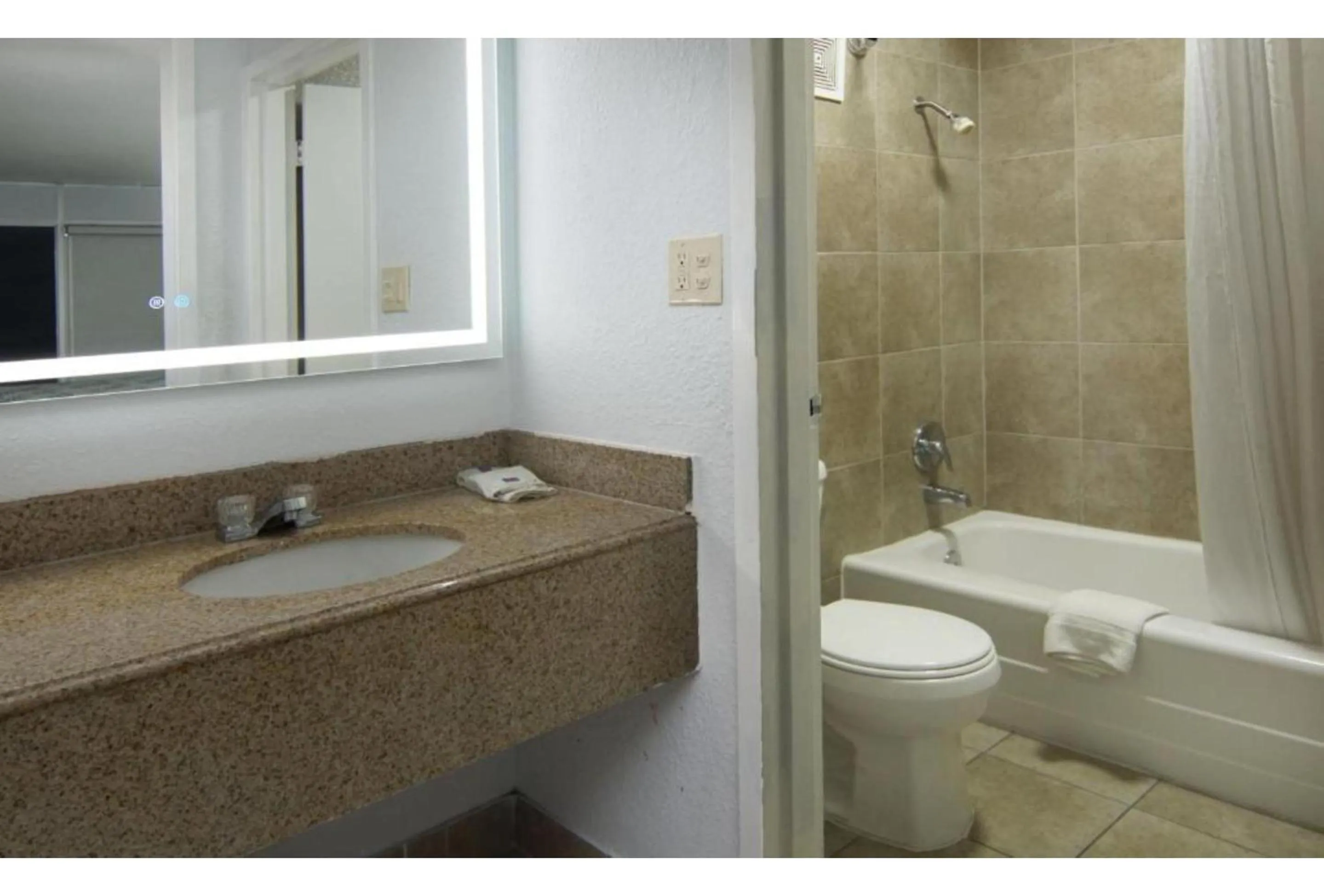 Bathroom in Motel 6 Mesquite, TX Town East