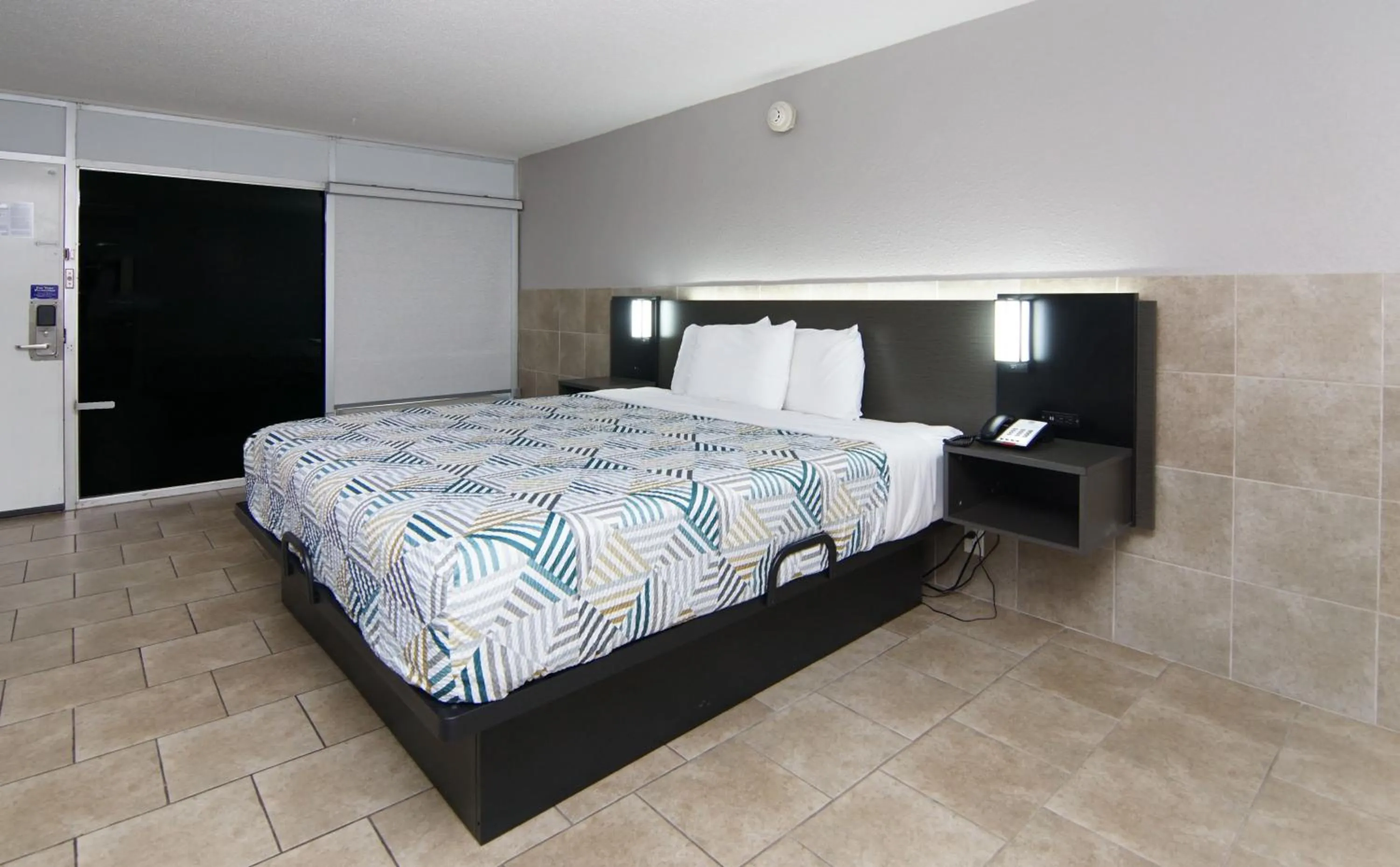 Bedroom, Bed in Motel 6 Mesquite, TX Town East