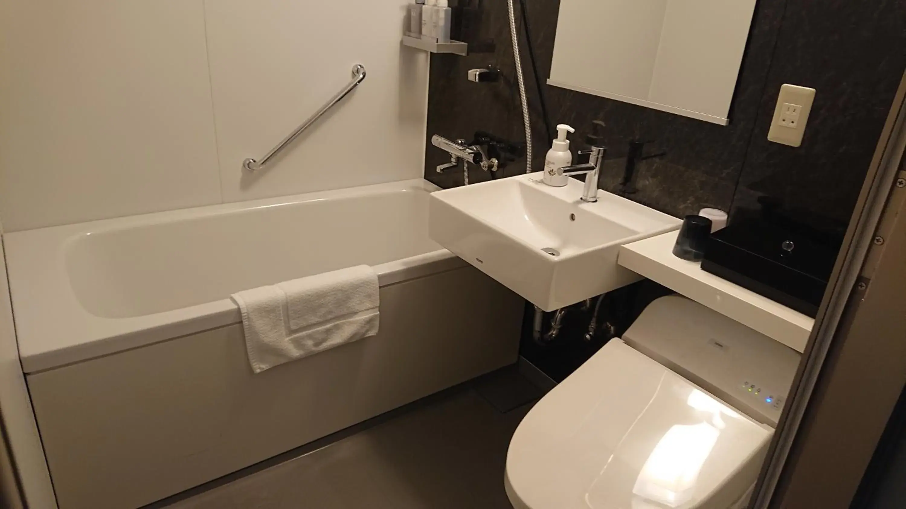 Standard Queen Room - Premium Floor in Yokohama Tokyu REI Hotel Standard Queen Room - Premium Floor in Yokohama Tokyu REI Hotel