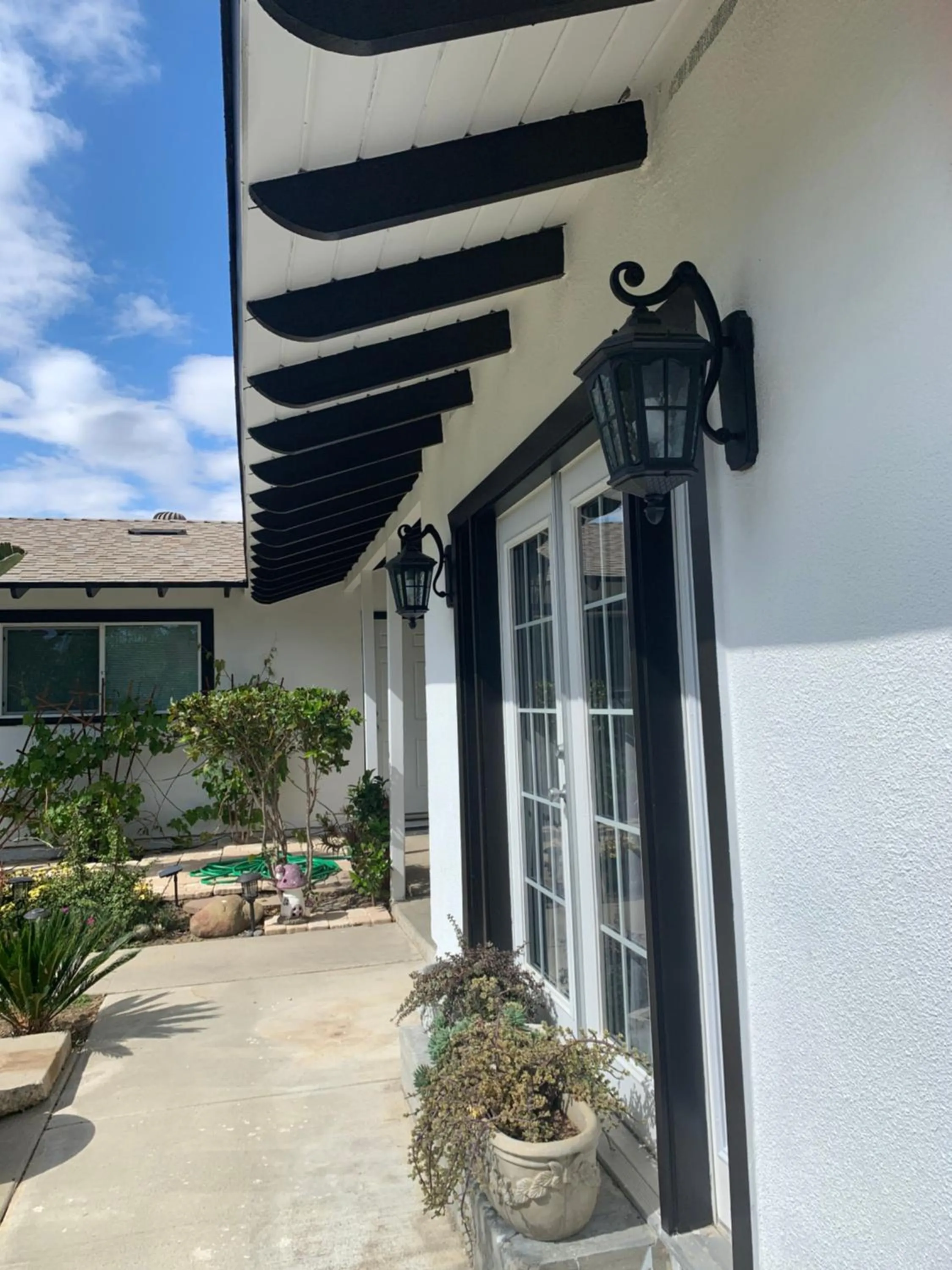 Patio in Cheerful, Beautifully Remodeled, Modern, Comfortable Home