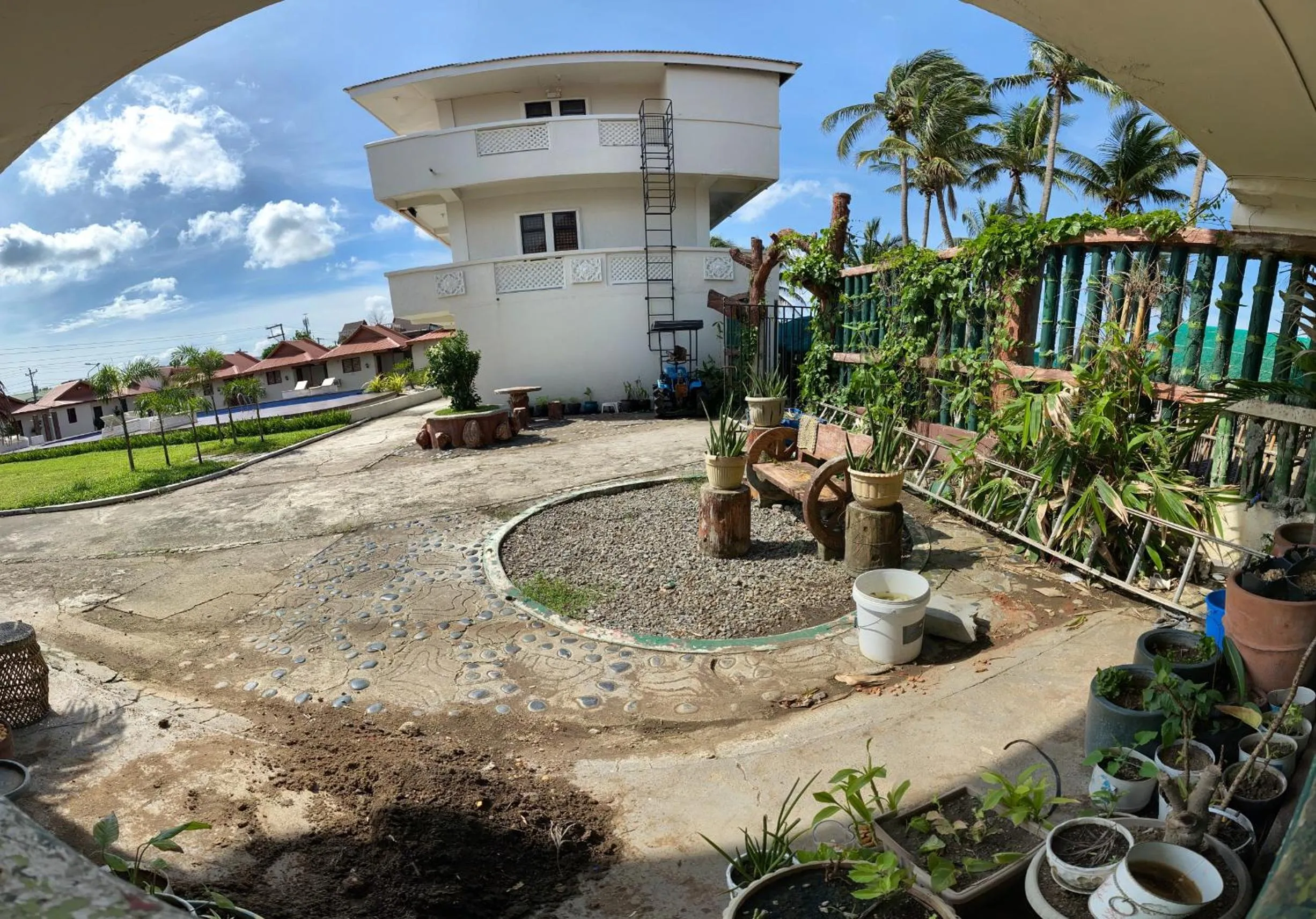 Property building in Shoreland Beach Resort by Cocotel