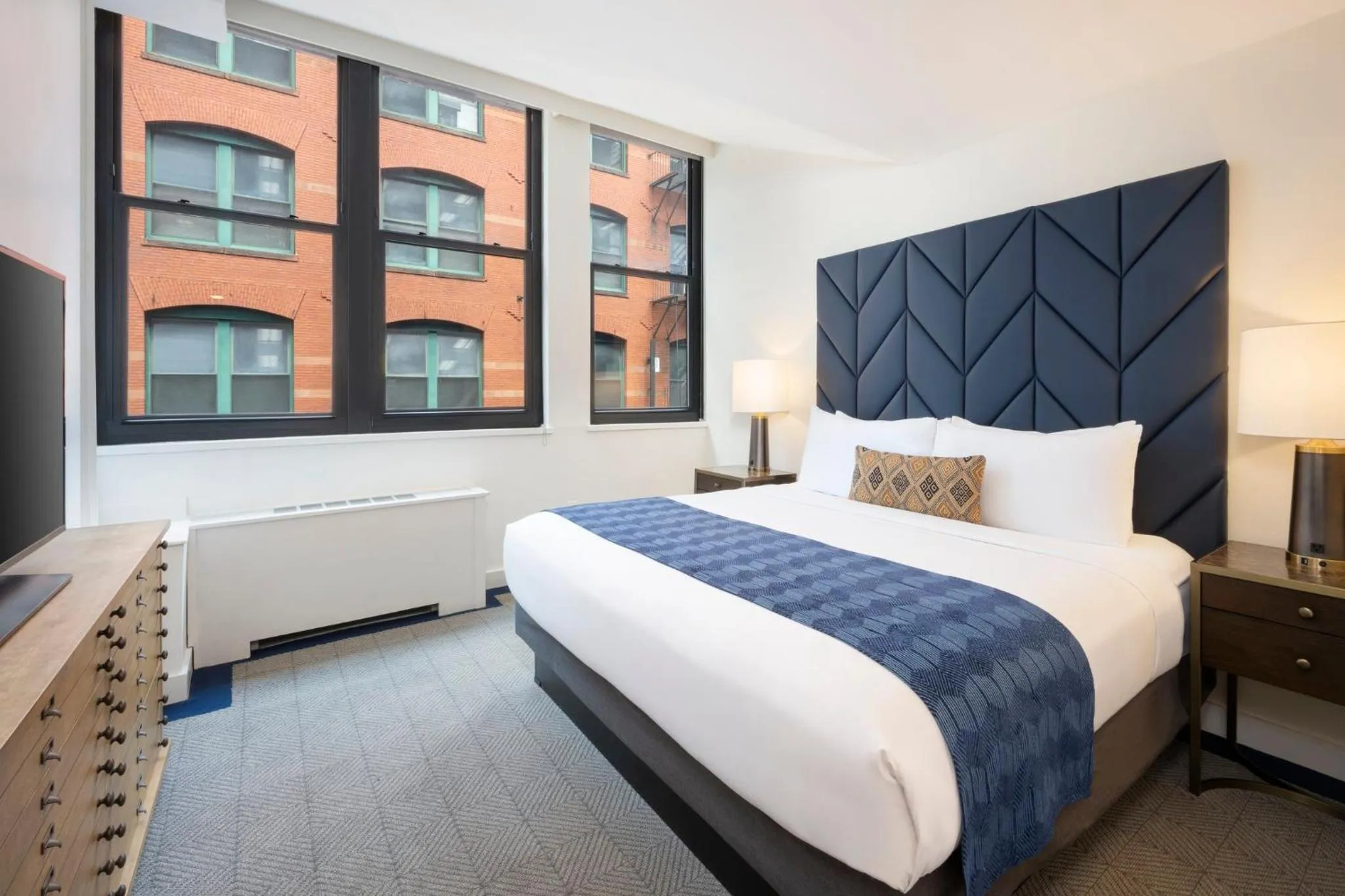 Photo of the whole room, Bed in Hotel Indigo Boston Garden by IHG