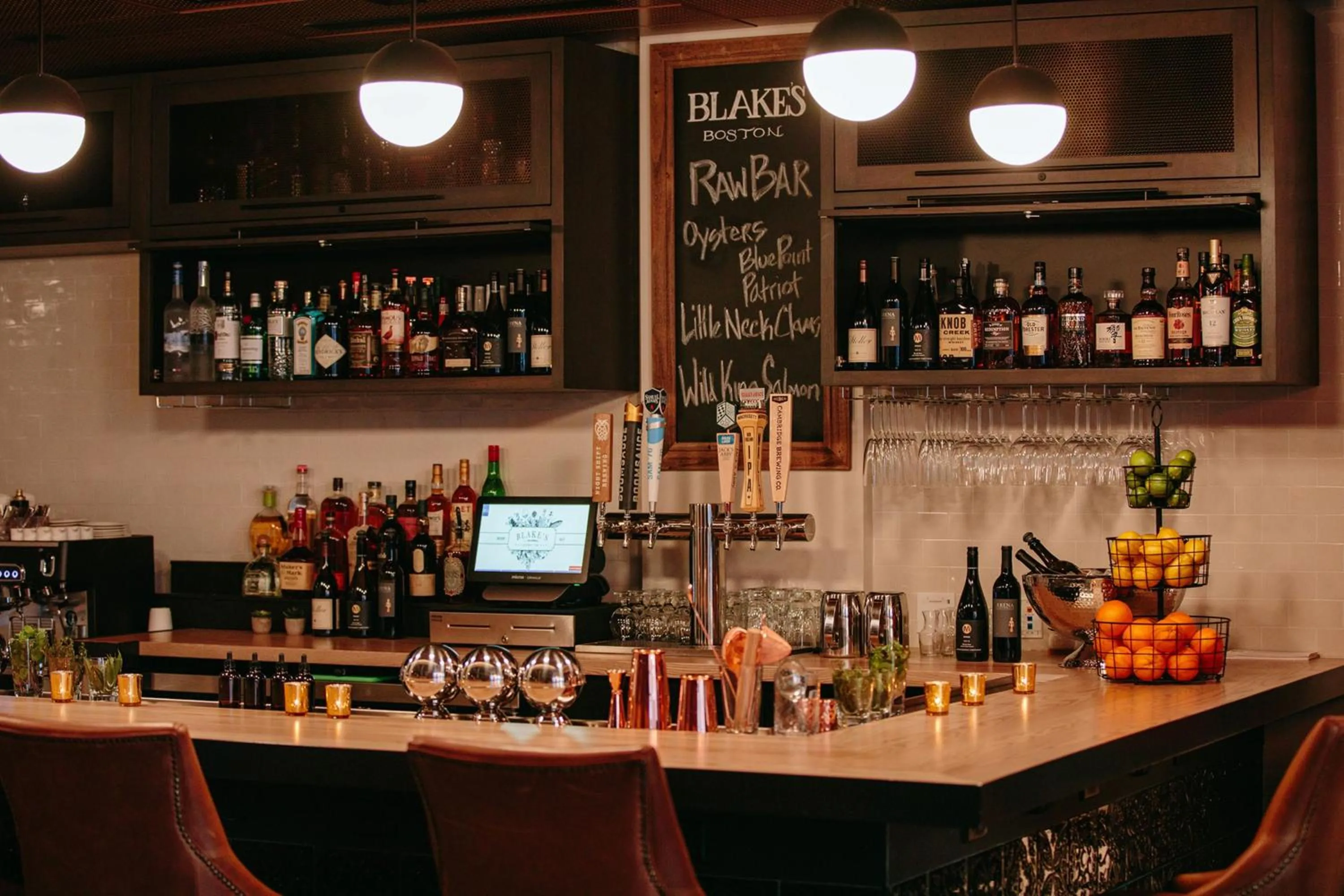 Lounge or bar in Hotel Indigo Boston Garden by IHG