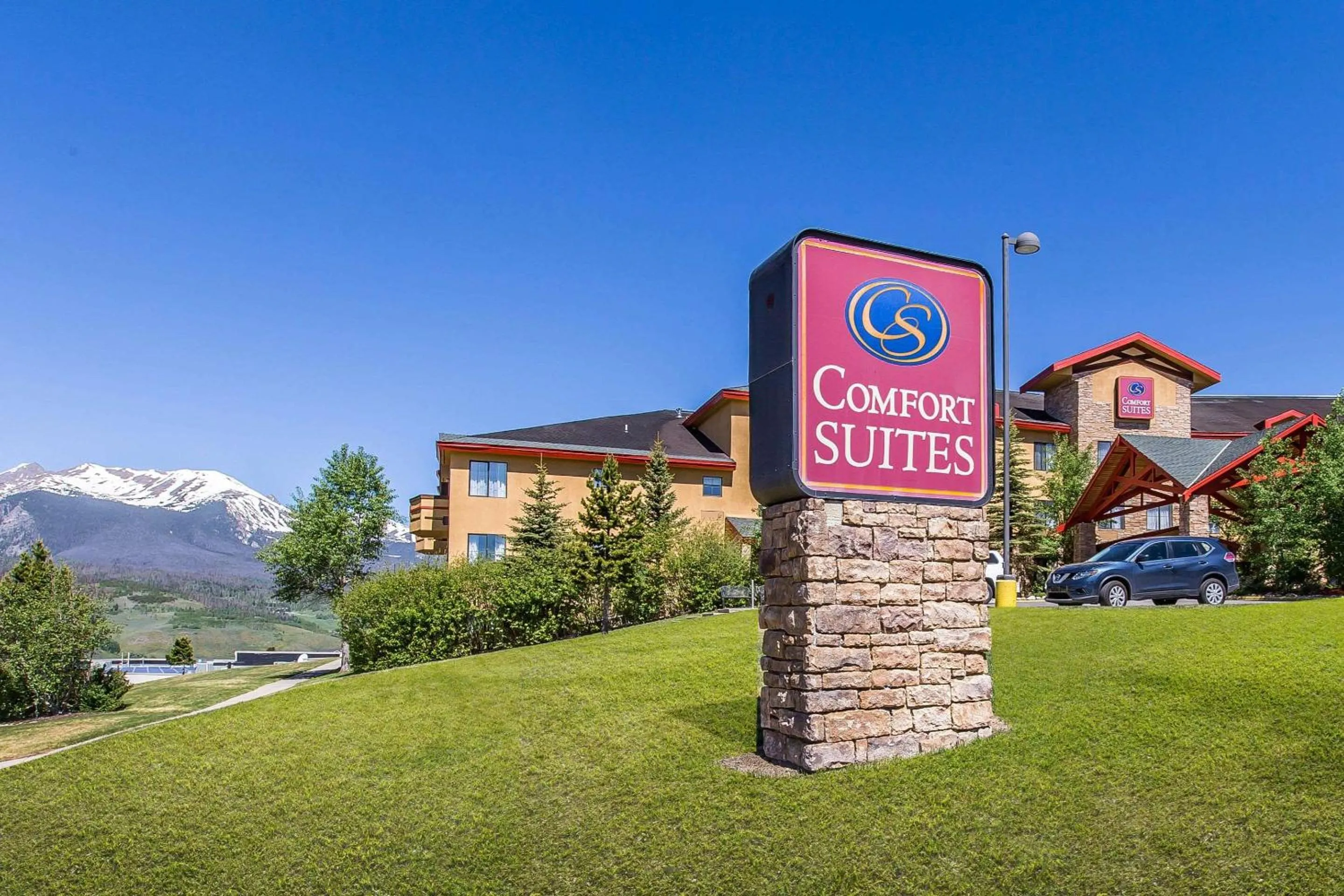 Property building in Comfort Suites Summit County