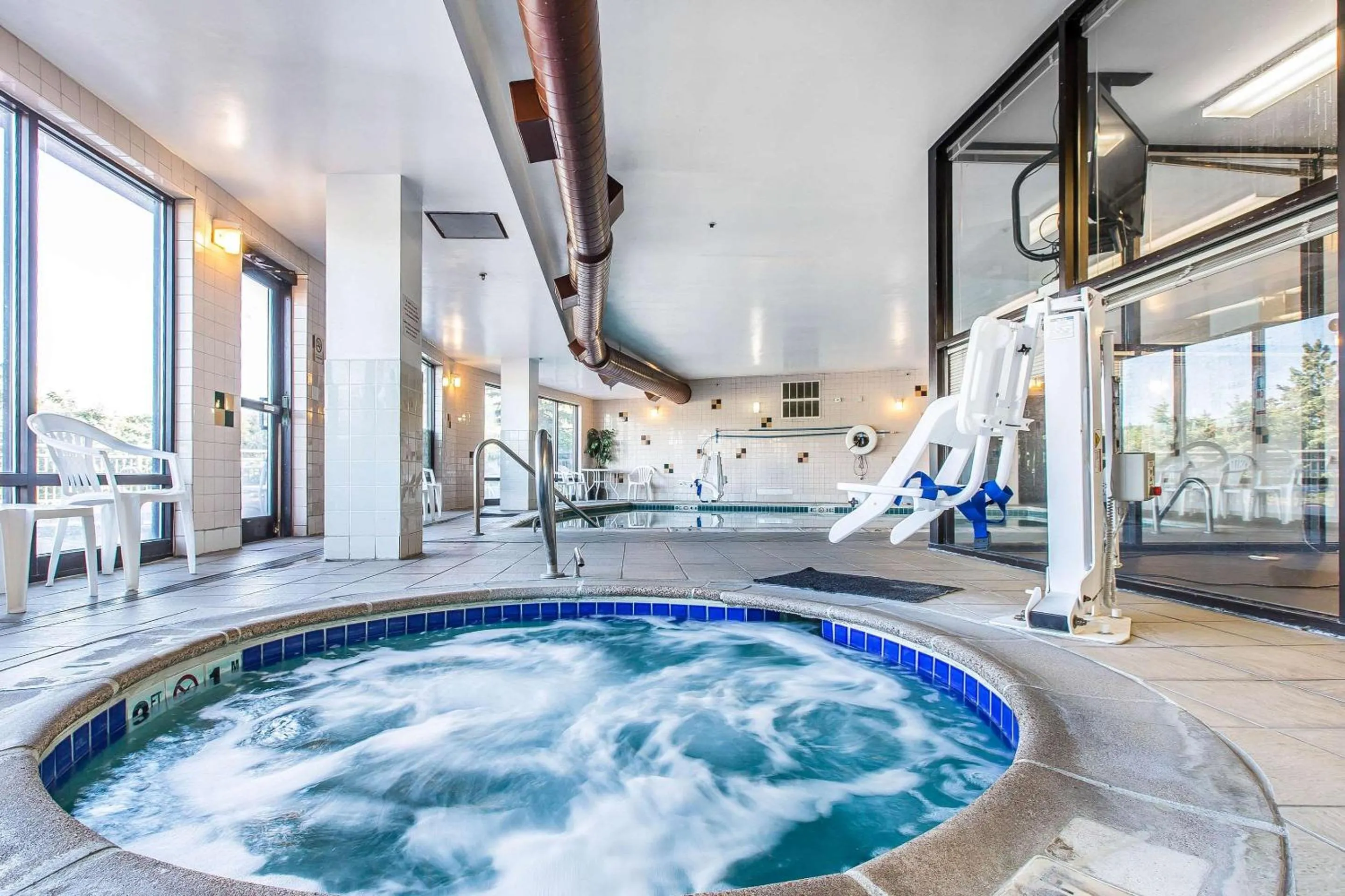Hot Tub in Comfort Suites Summit County