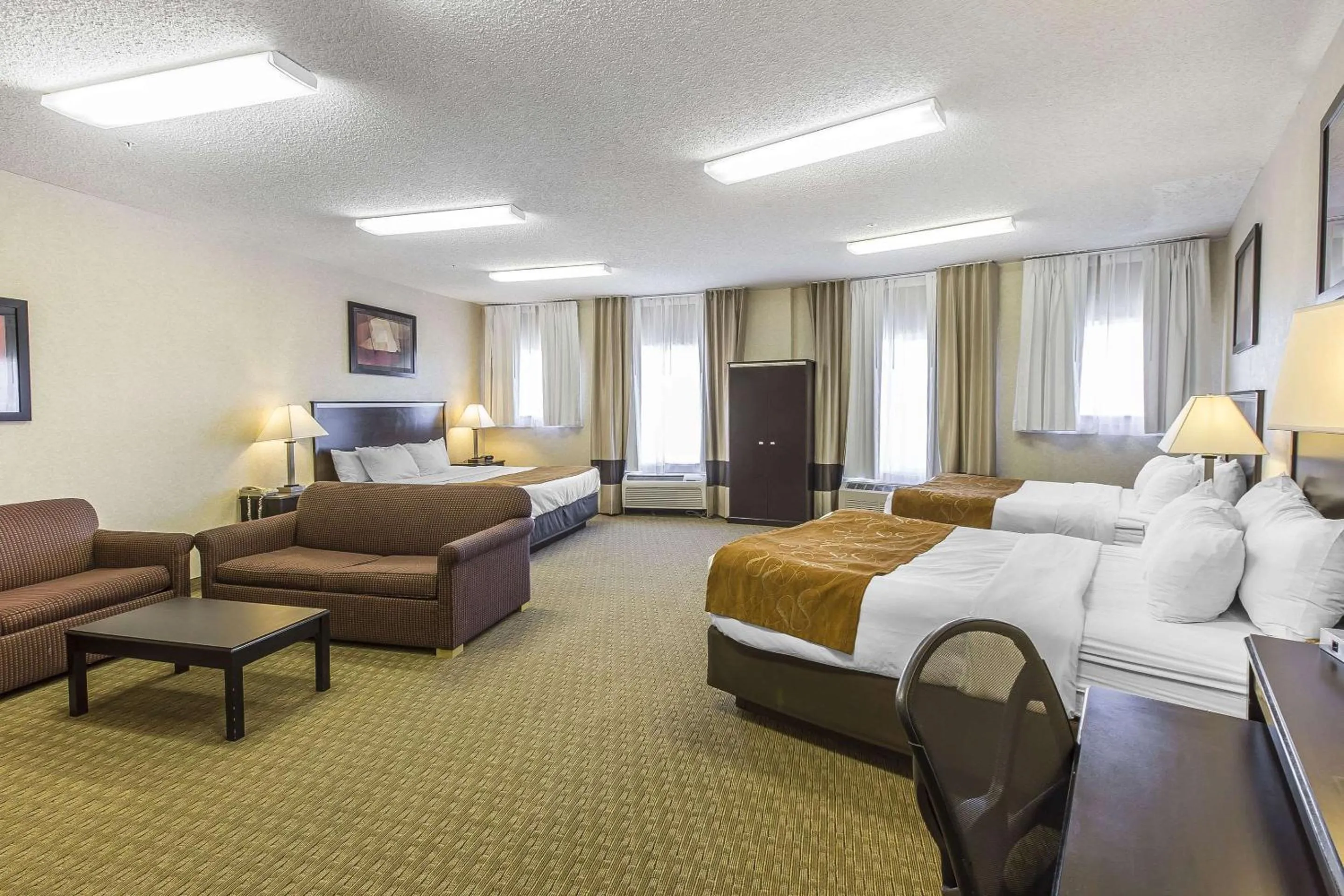 Photo of the whole room, Bed in Comfort Suites Summit County