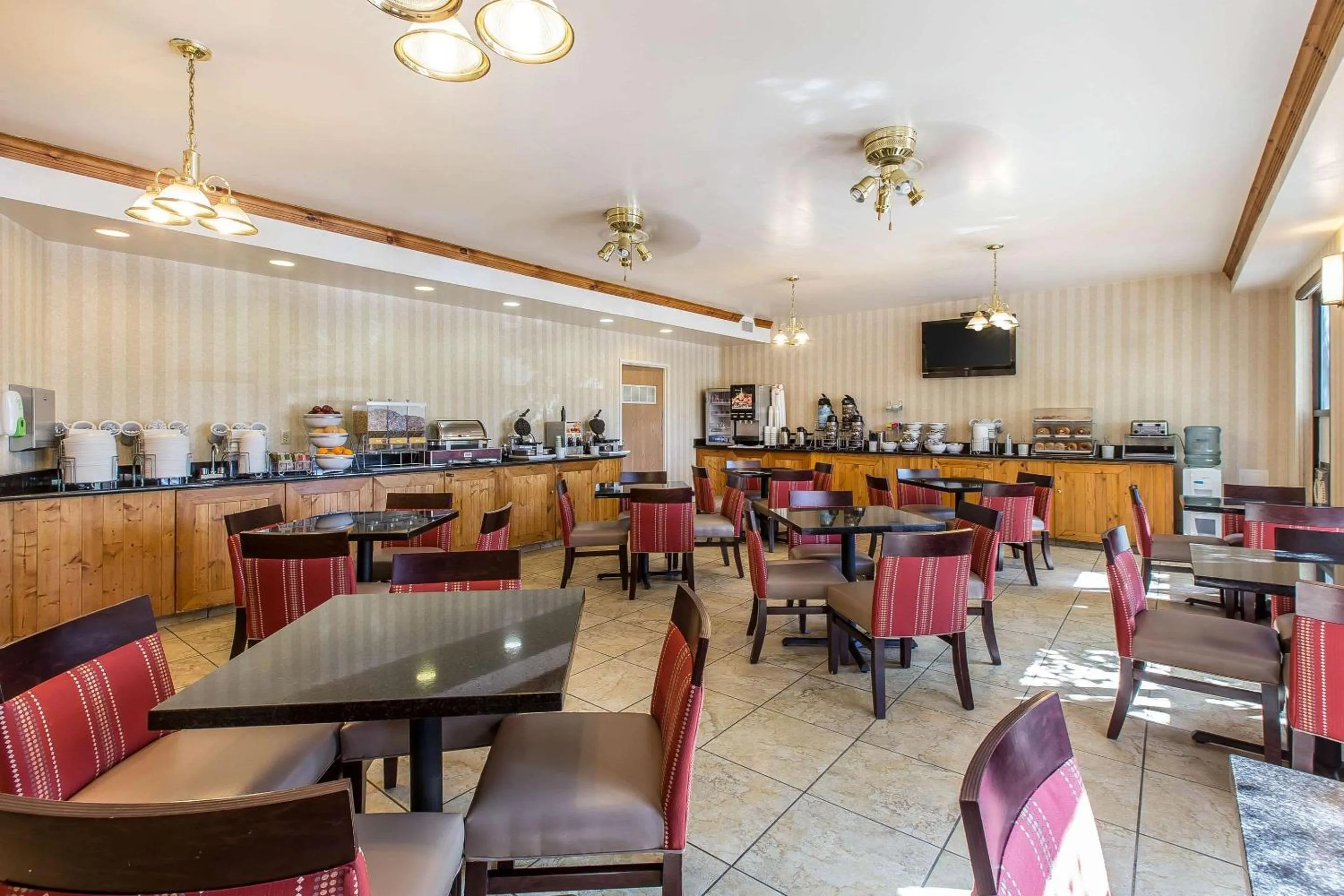 Restaurant/places to eat in Comfort Suites Summit County