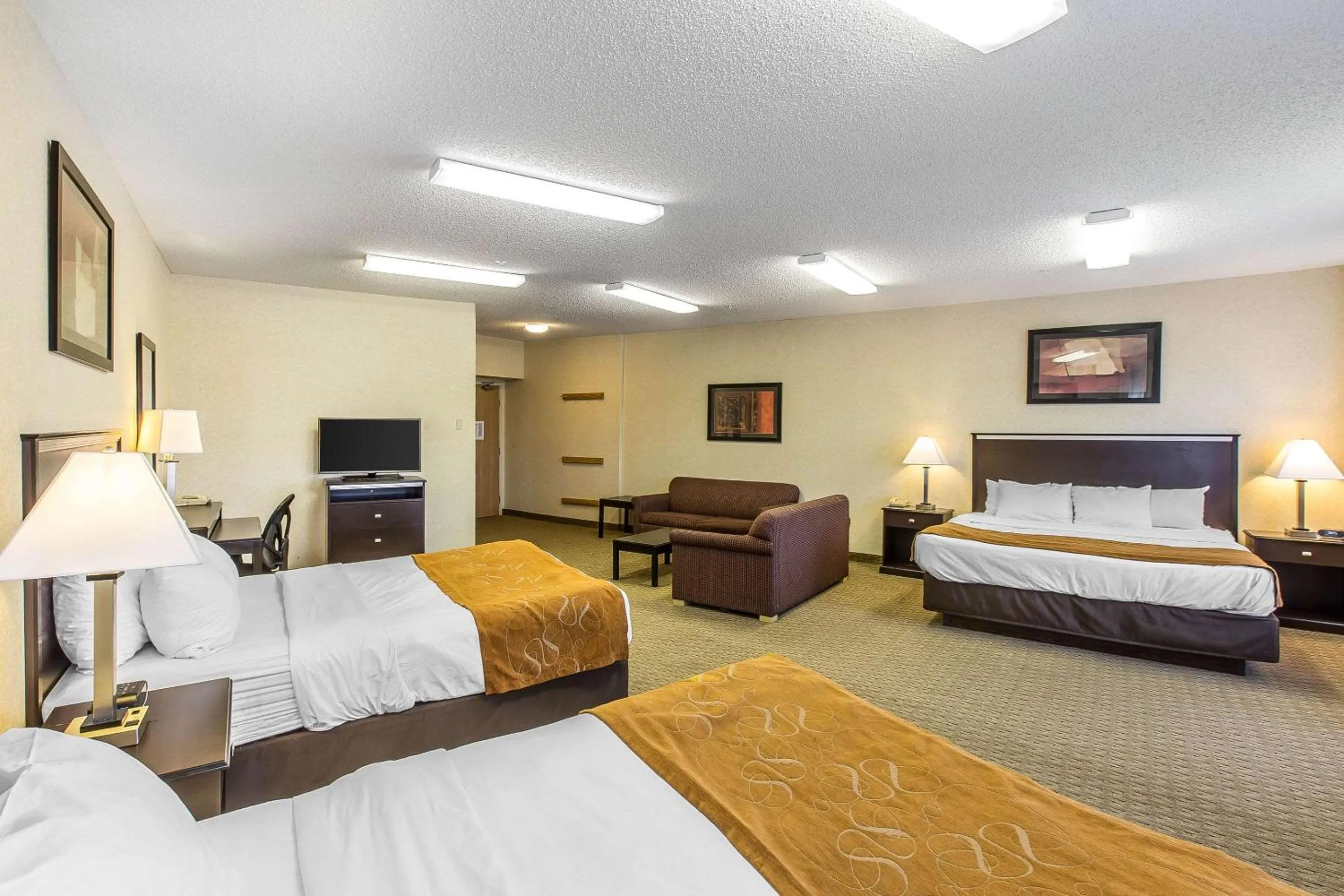 Photo of the whole room, Bed in Comfort Suites Summit County