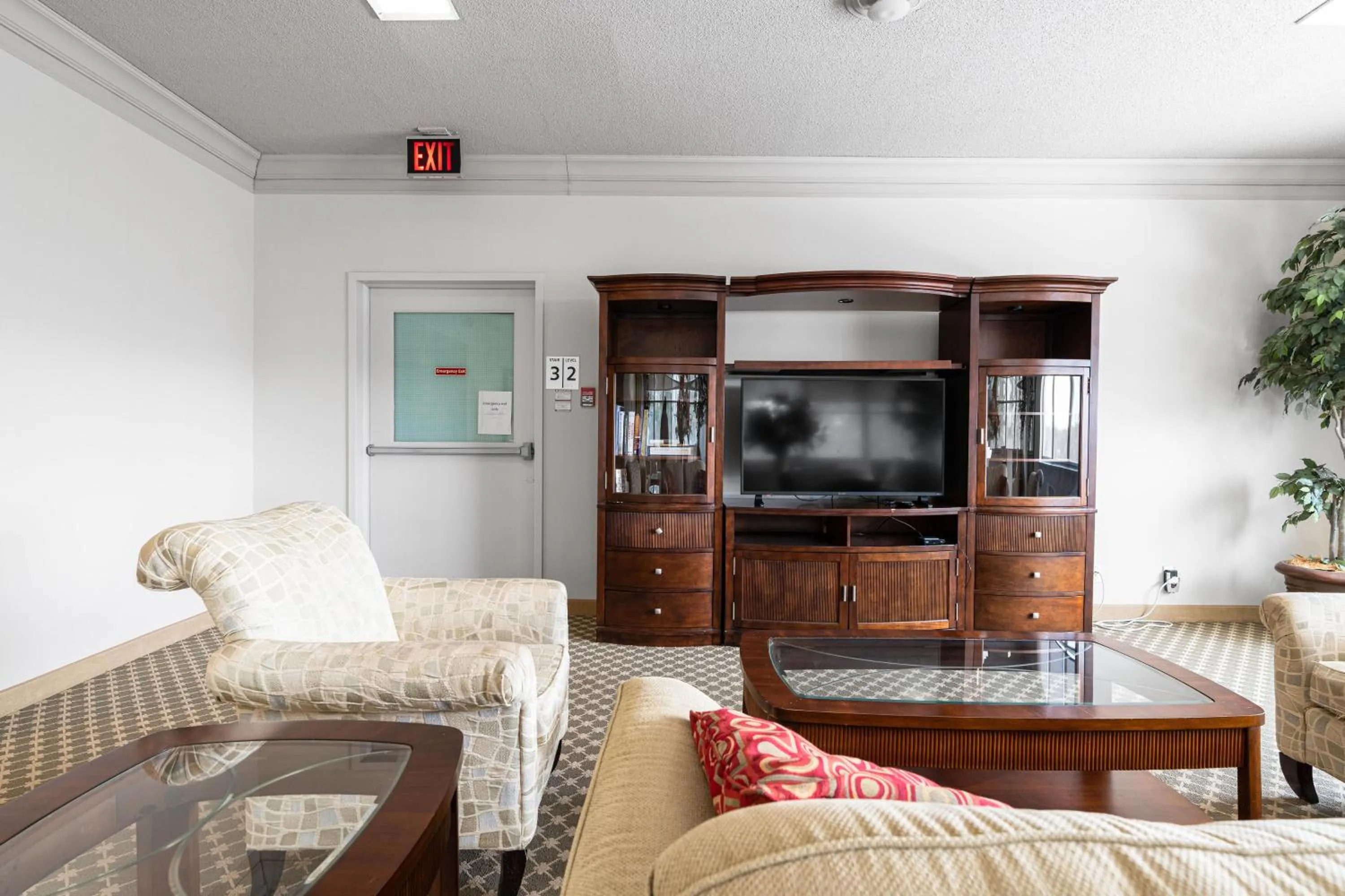 Communal lounge/ TV room in Guest House on the Mount