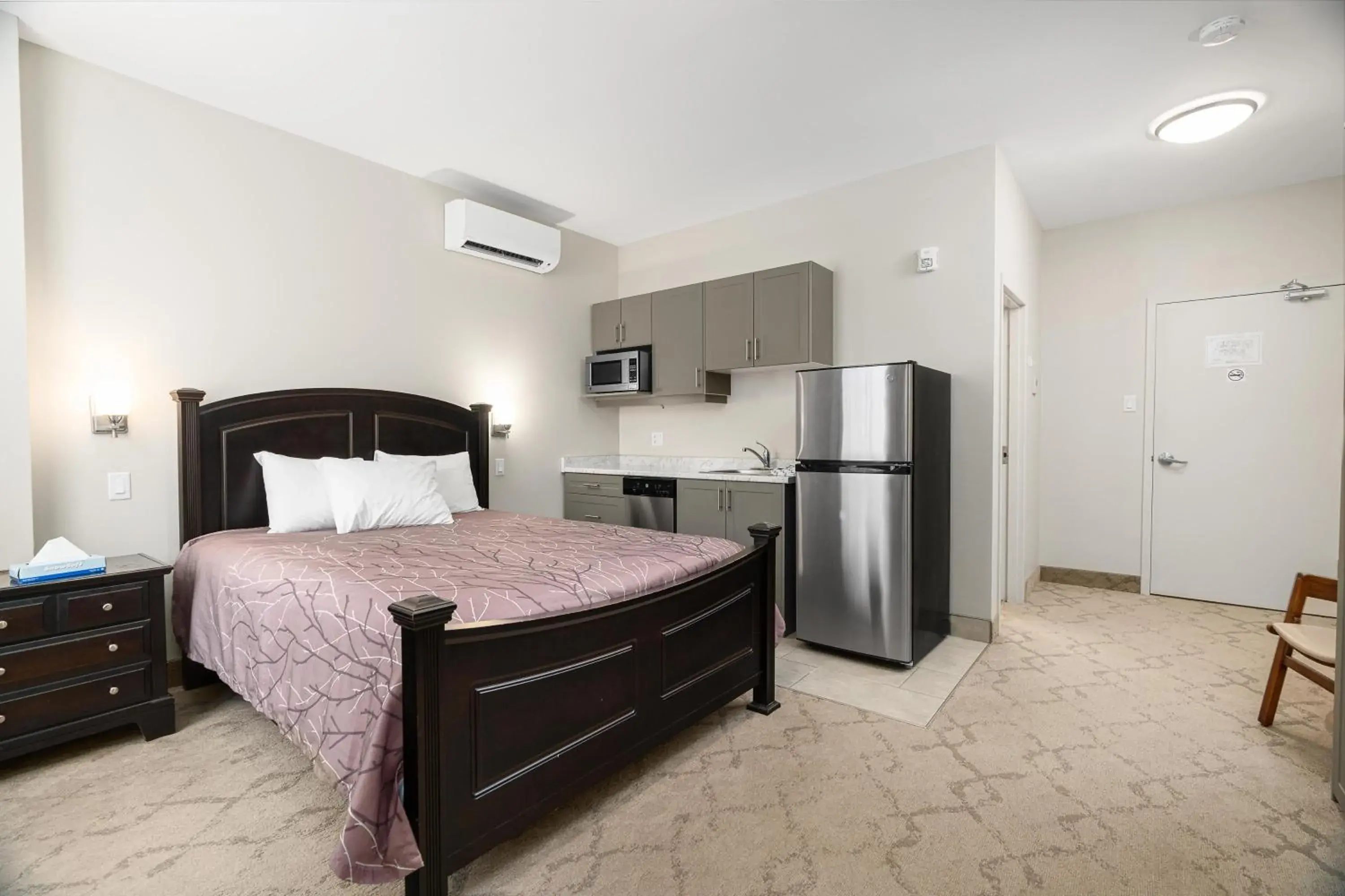Queen Bed with Full Bath and Kitchenette in Guest House on the Mount Queen Bed with Full Bath and Kitchenette in Guest House on the Mount