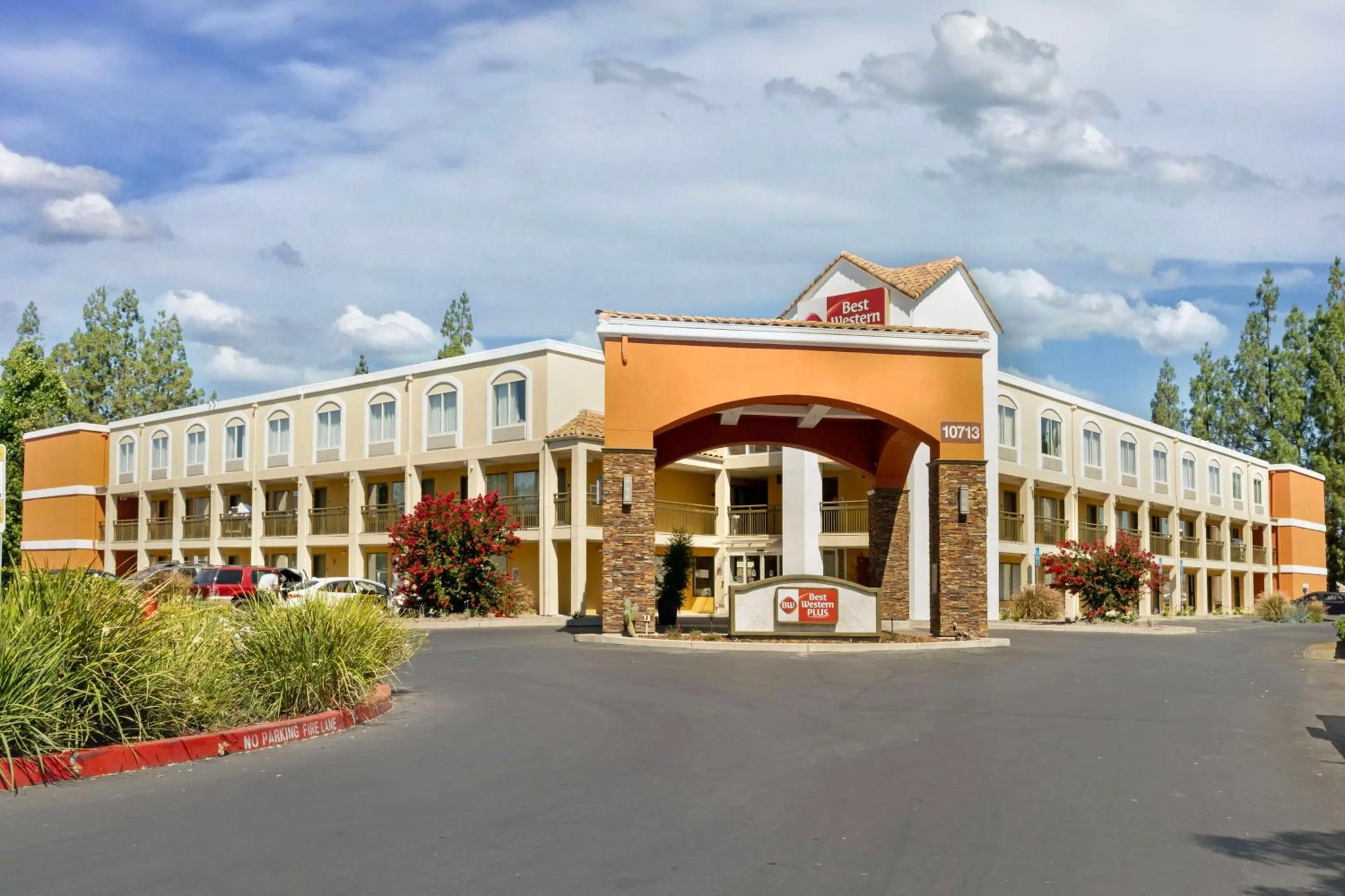 Property building in Best Western Plus Rancho Cordova Inn