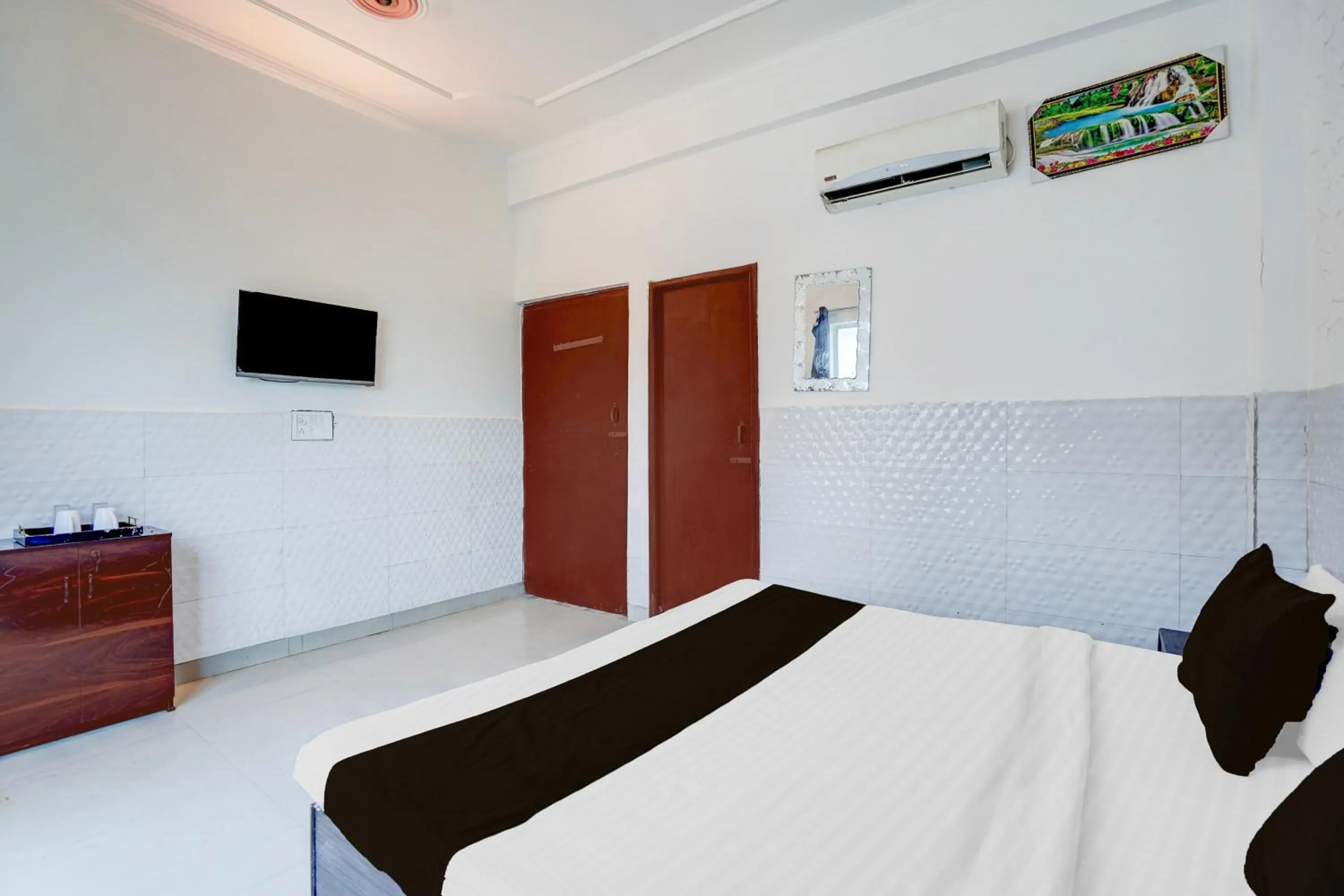 Bedroom, Bed in Hotel O Shilpgram Taj Mahal East Gate