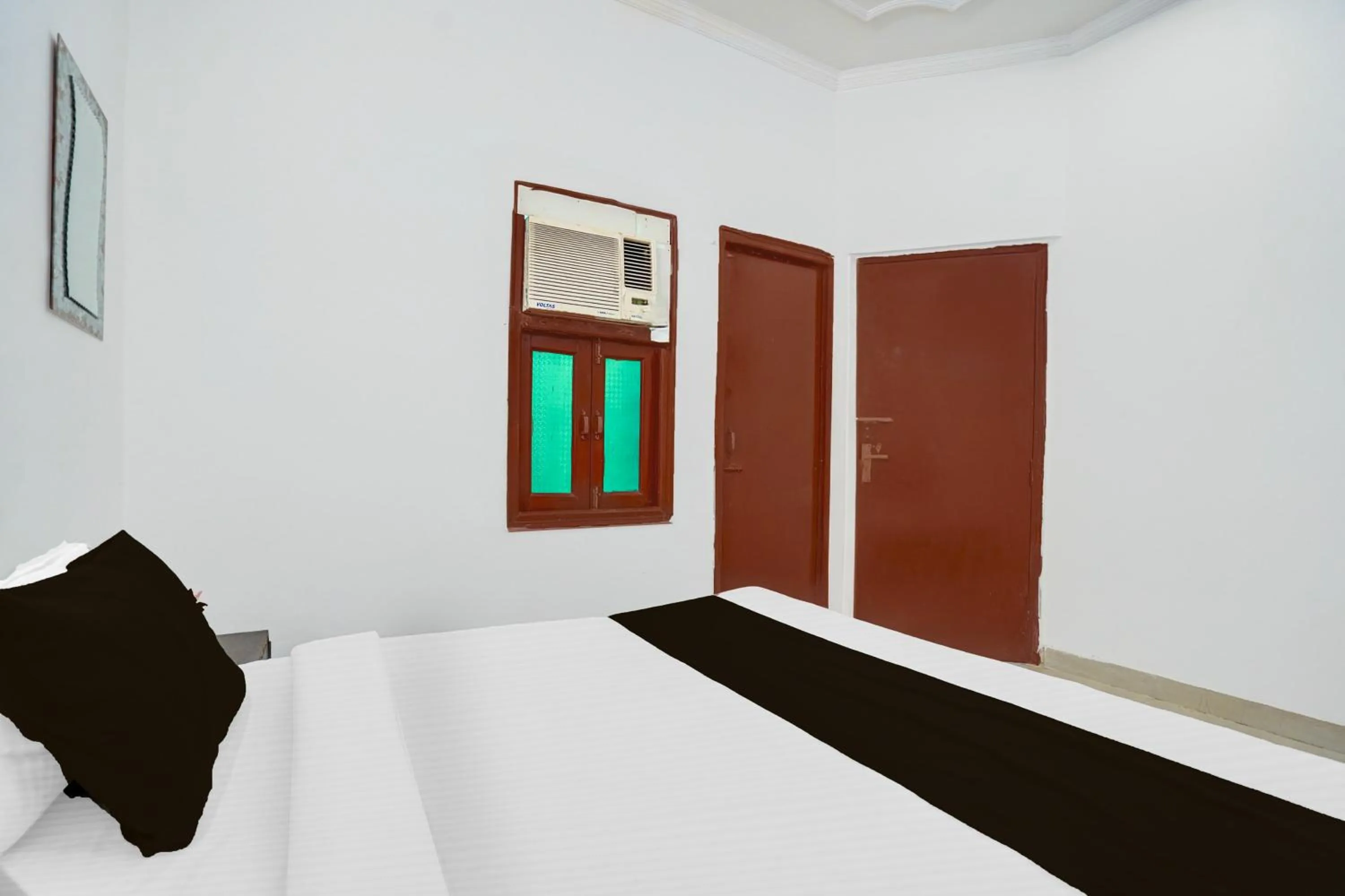 Bedroom, Bed in Hotel O Shilpgram Taj Mahal East Gate