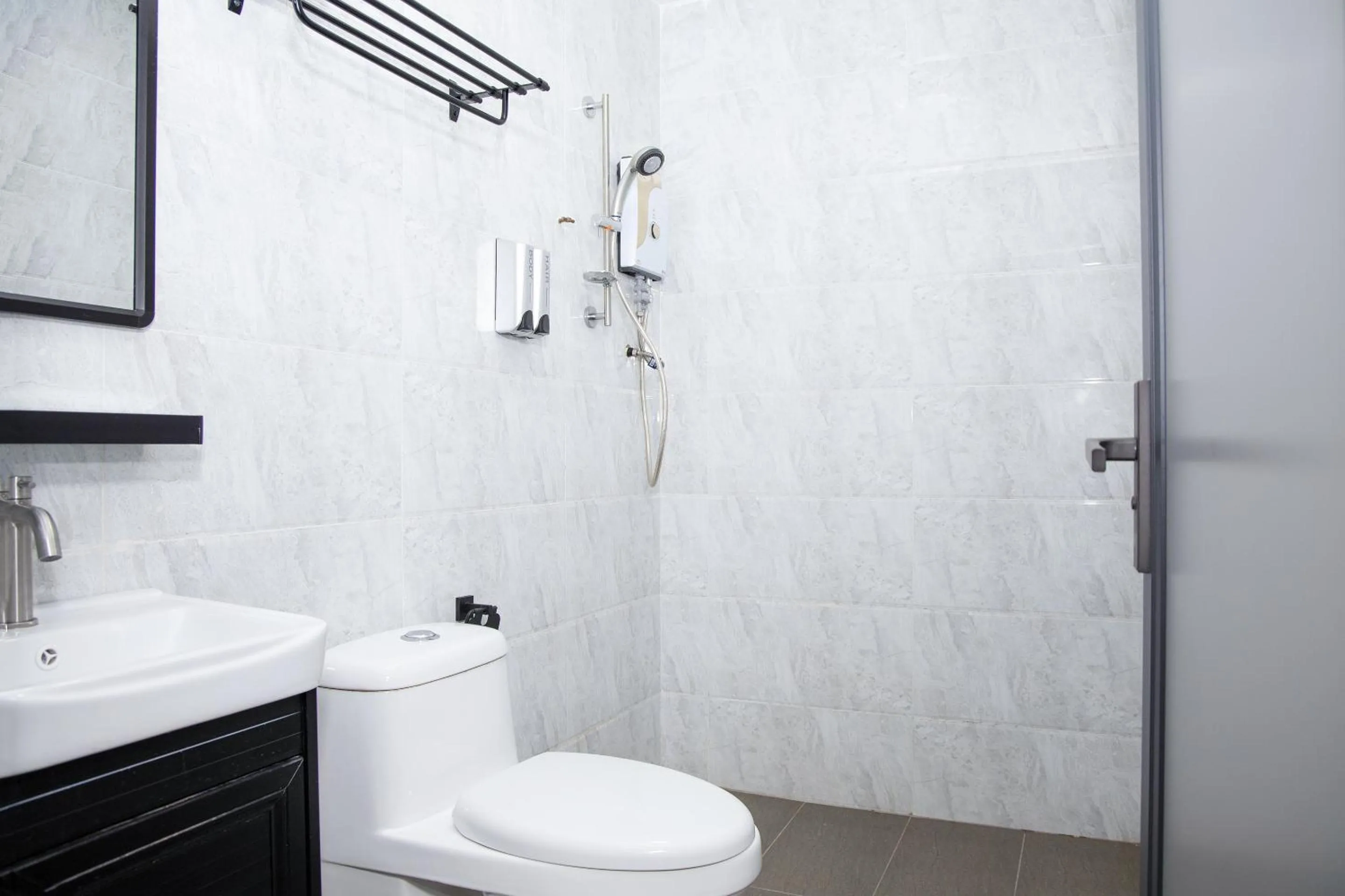 Bathroom in Capital O 90406 Mirani Hotel
