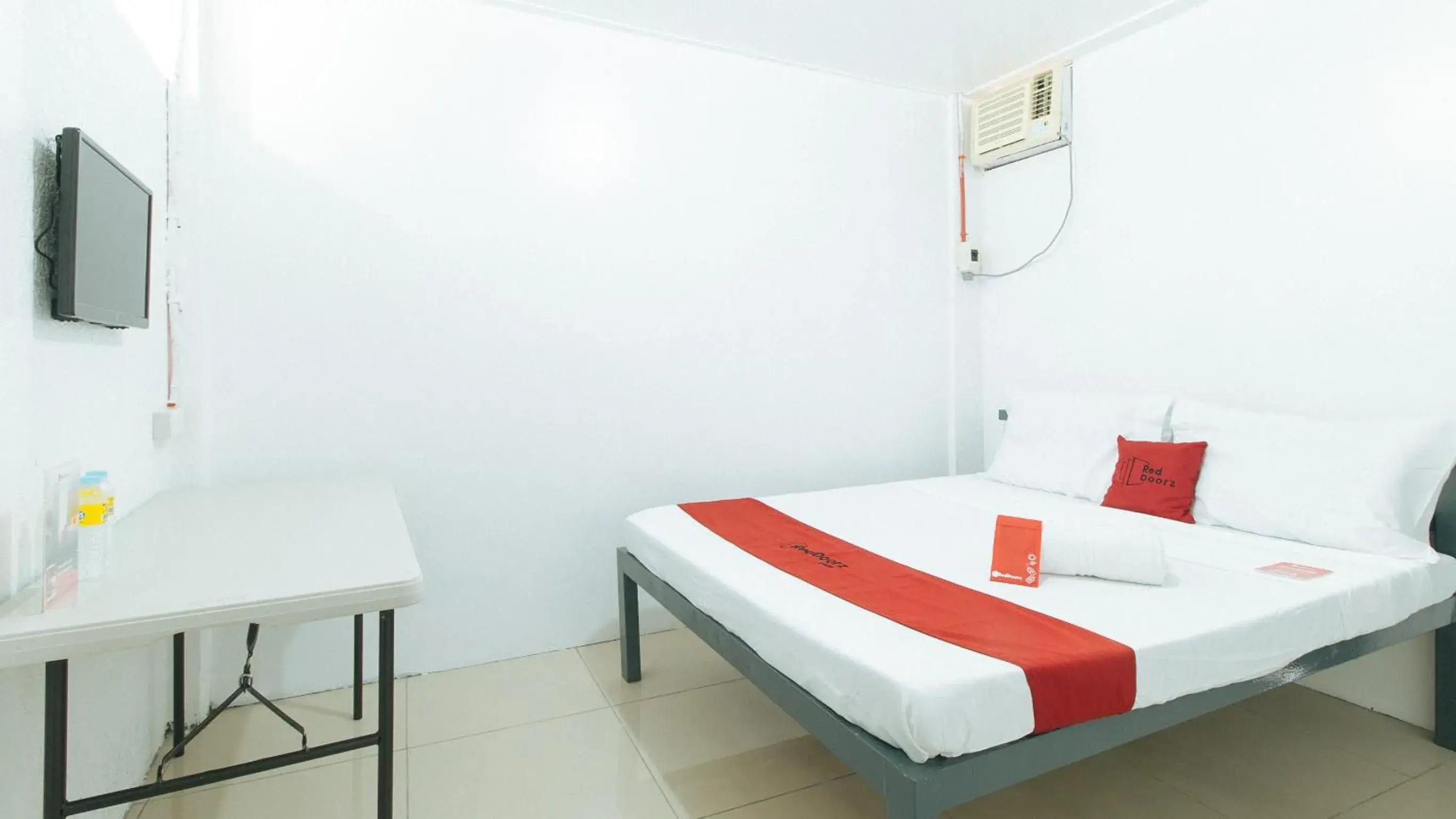 Standard Double Room in RedDoorz @ Shukran Rentals OPC Pampanga Standard Double Room in RedDoorz @ Shukran Rentals OPC Pampanga