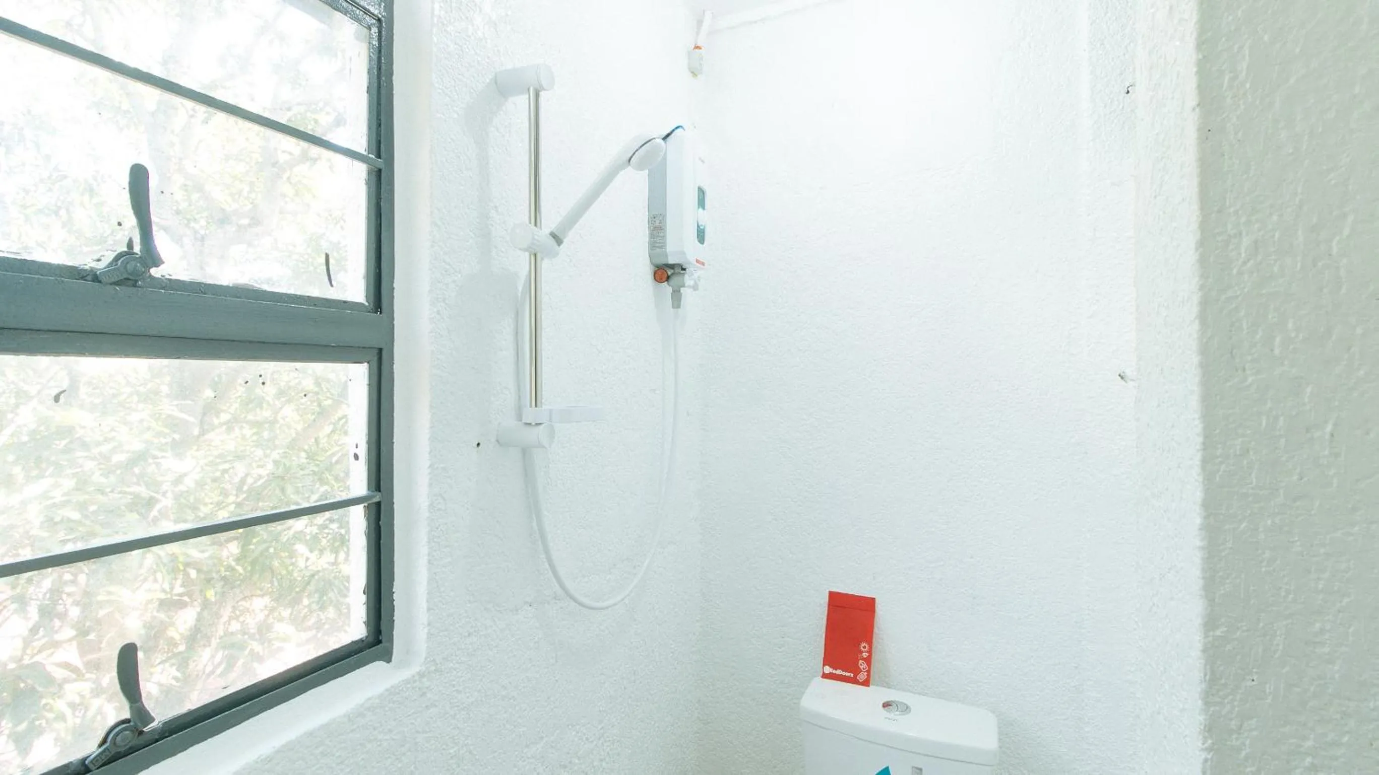 Shower in RedDoorz @ Shukran Rentals OPC Pampanga