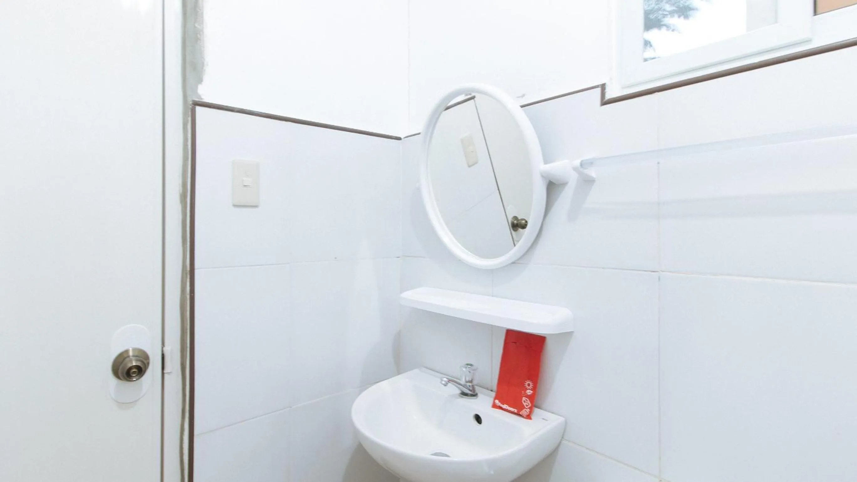 Shower in RedDoorz @ Camp Saint John Hotel La Union