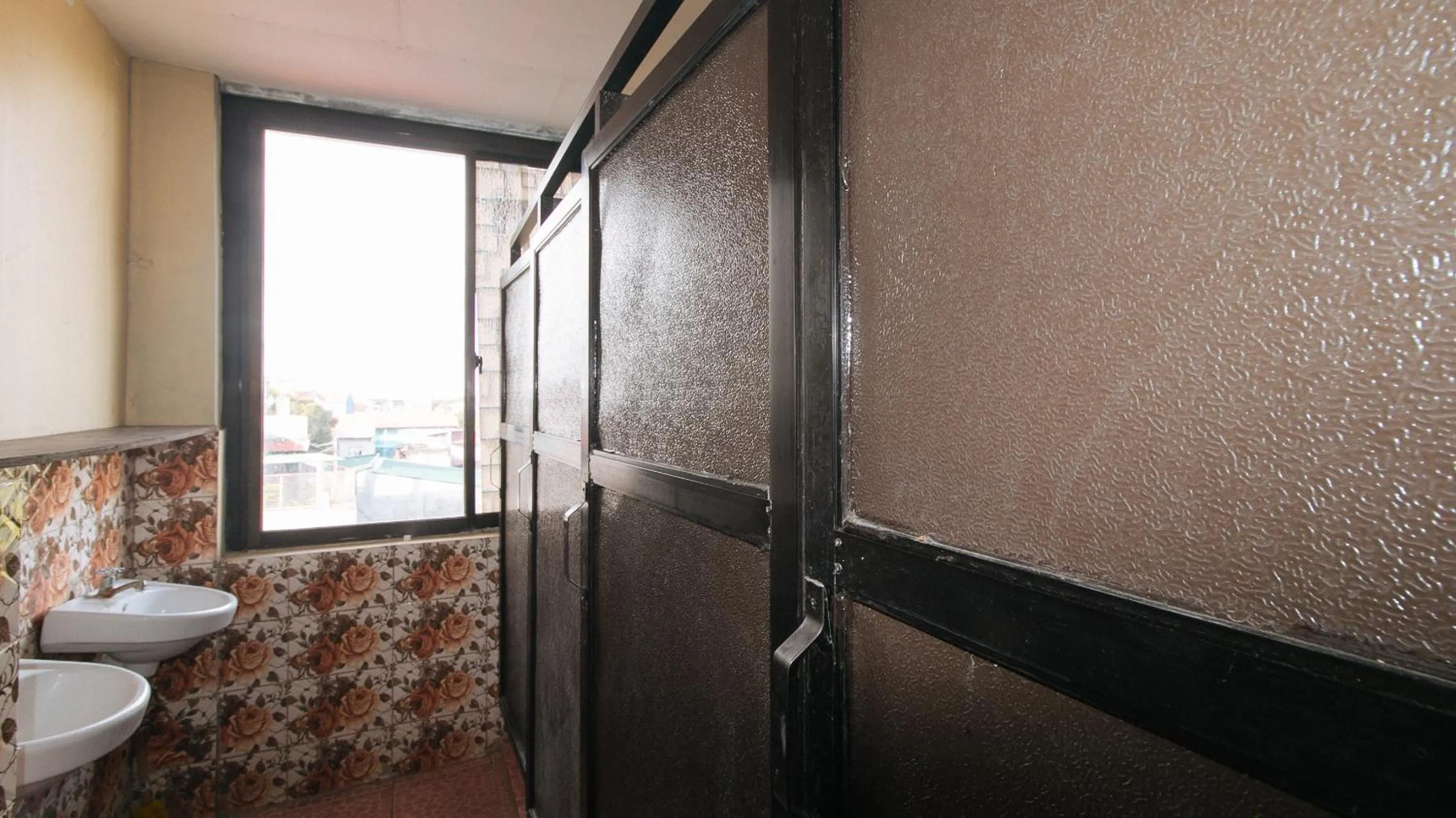 Shower in Cristian Jay Dormitory by RedDoorz