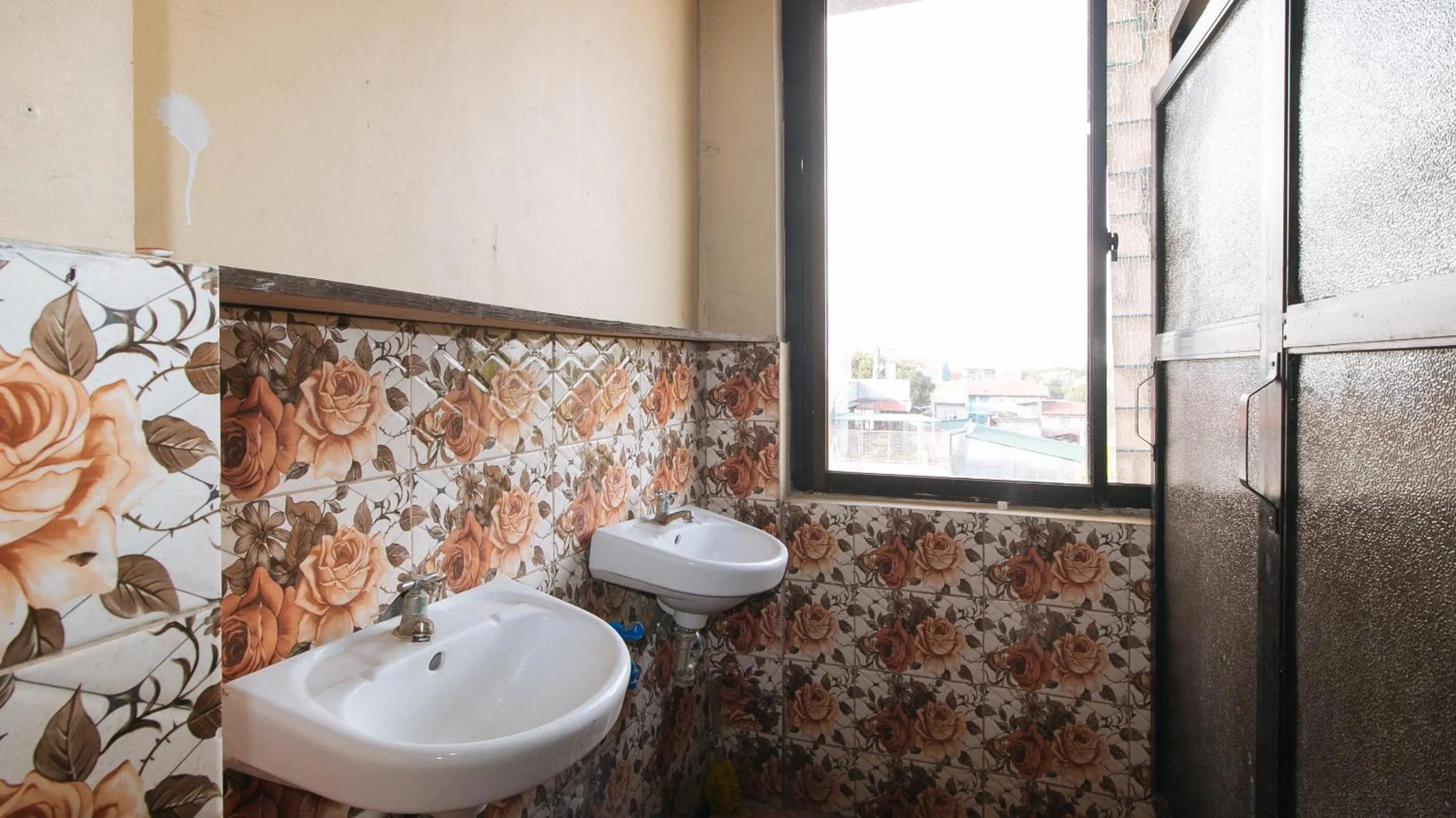 Bathroom in Cristian Jay Dormitory by RedDoorz