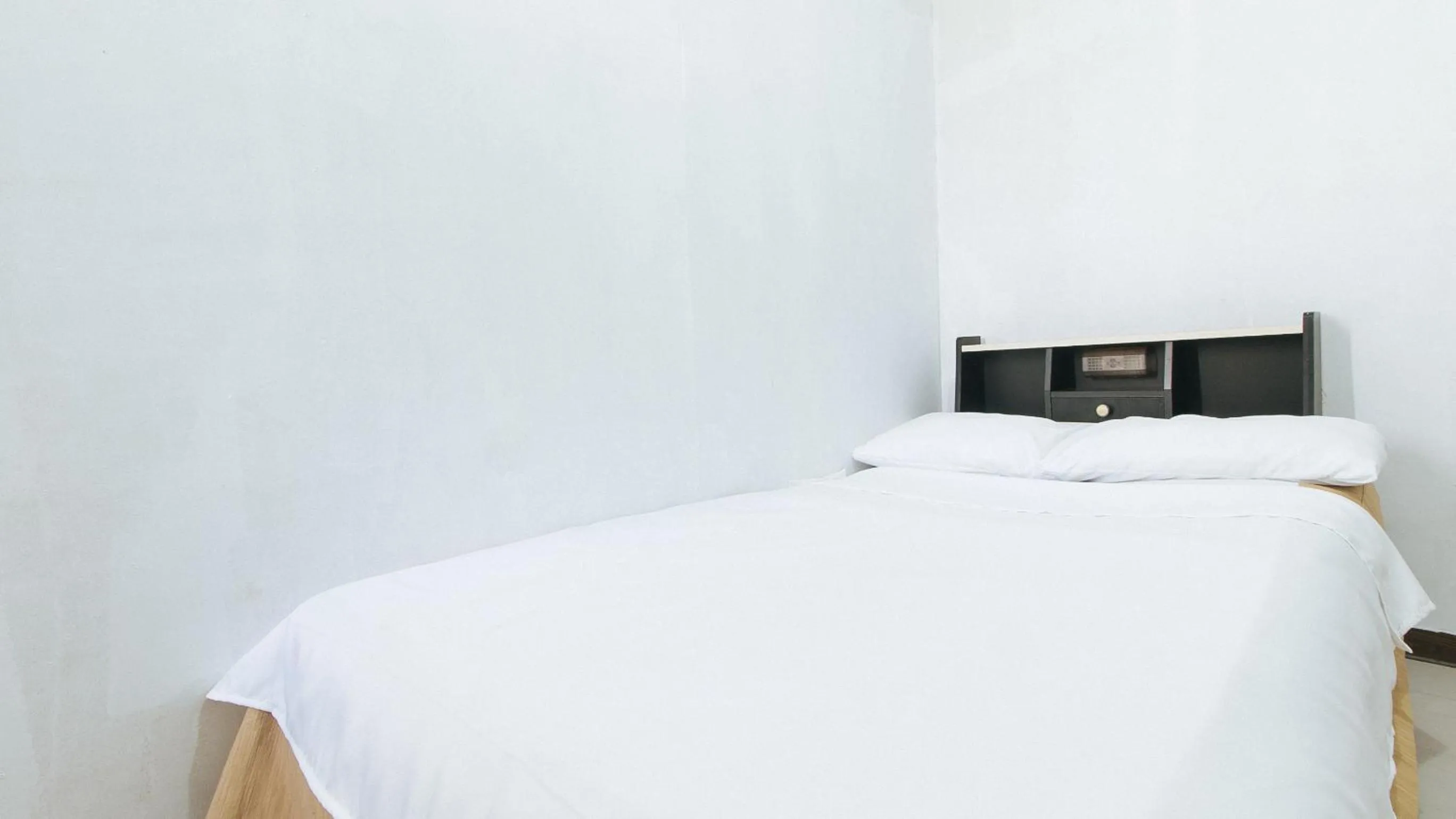 Bedroom in Cristian Jay Dormitory by RedDoorz