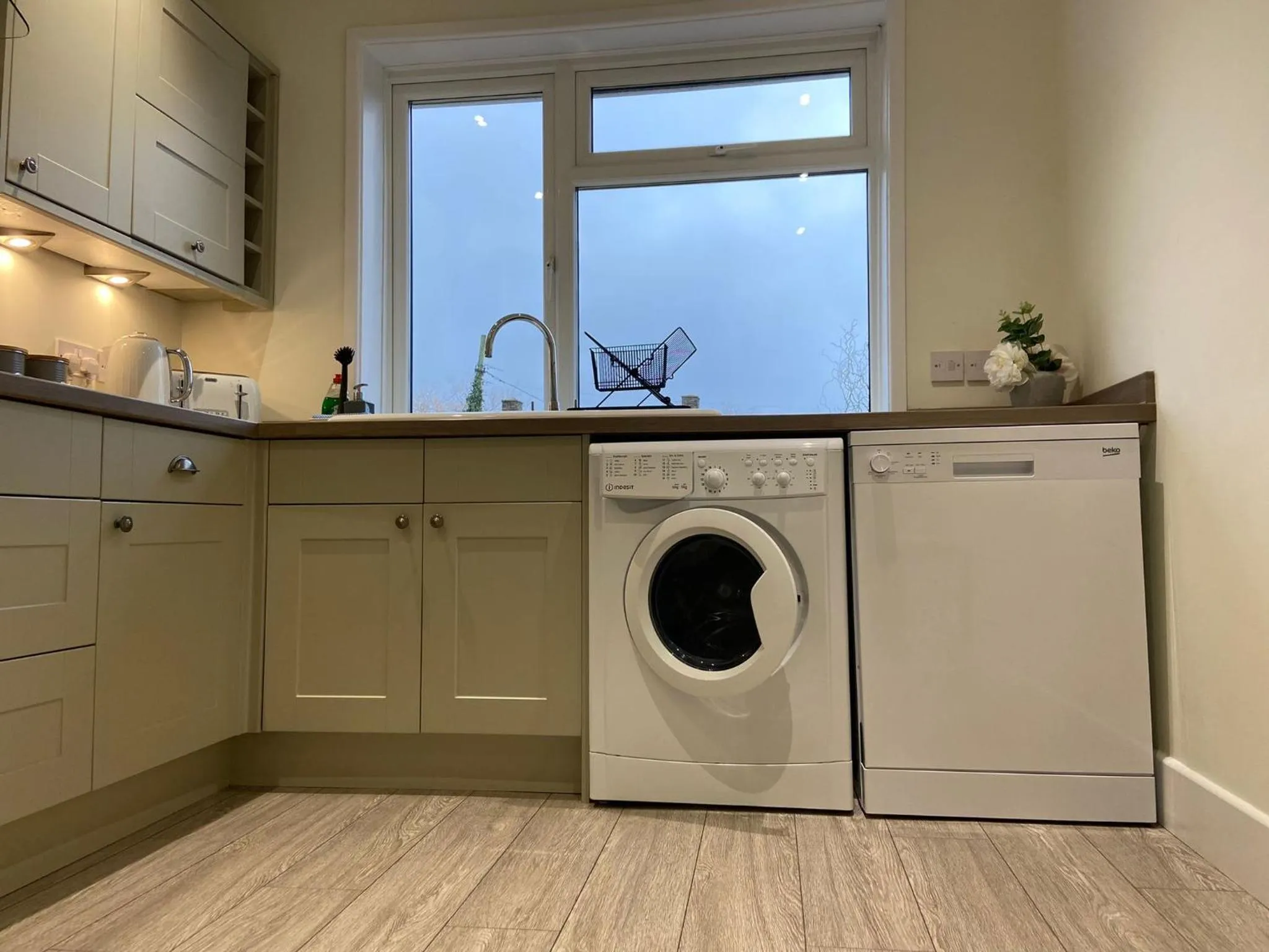 Kitchen or kitchenette in Gladstone Apartments by Bluebell Rooms