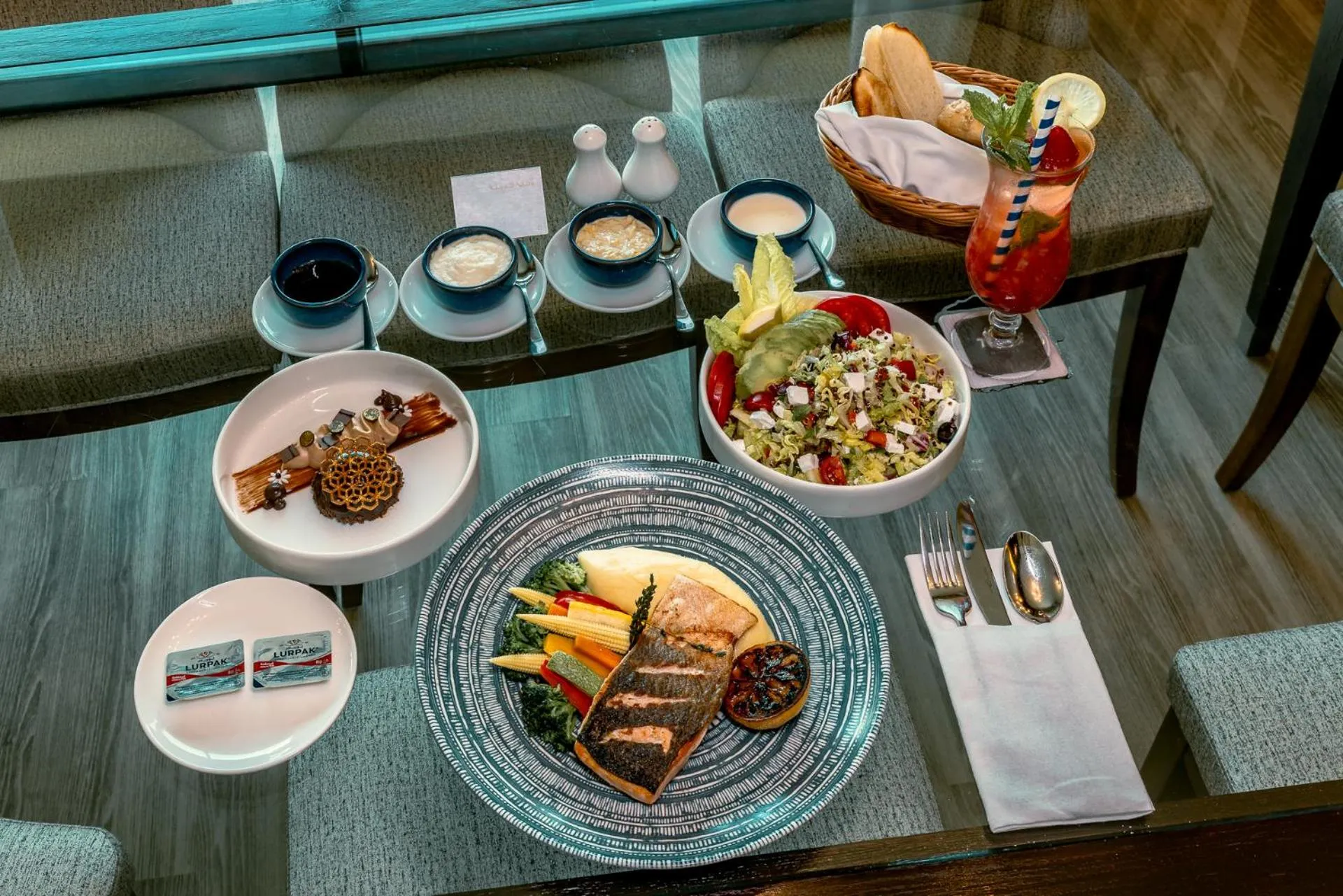 Food in TIME Oak Hotel & Suites